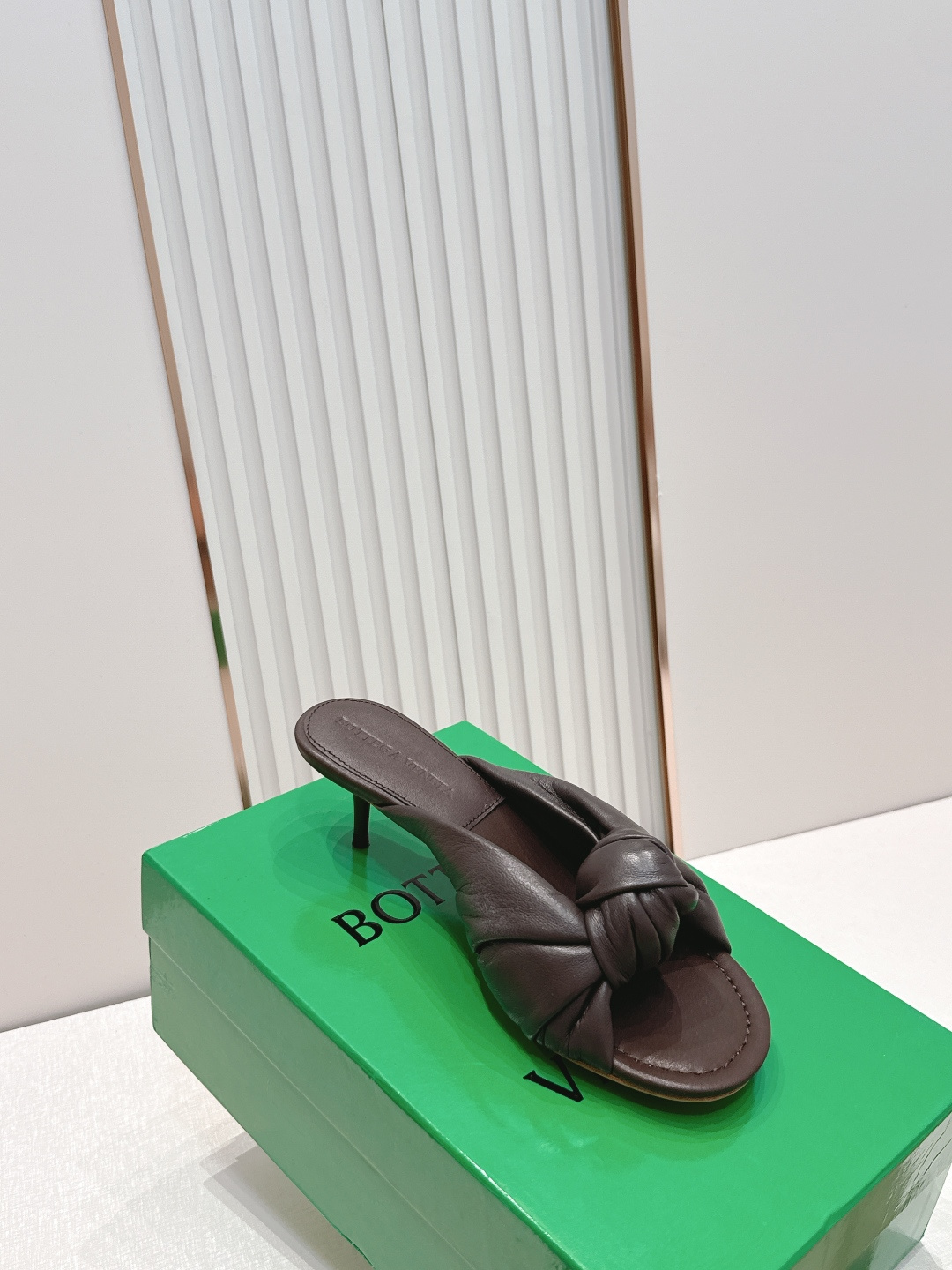 보테가 베네타(BOTTEGA VENETA) 체리 트위스트 뮬 힐 신발