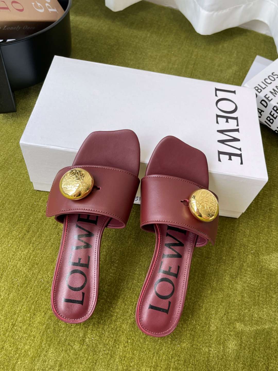 로에베(LOEWE) 메달 스퀘어토 키튼힐 뮬 샌들 신발