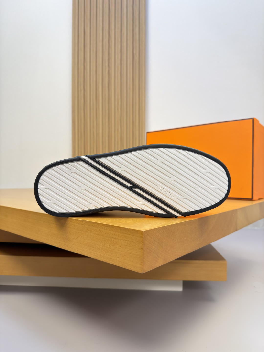 [Hermes] 에르메스 나파 스티치드 'H' 코트 스니커즈 신발