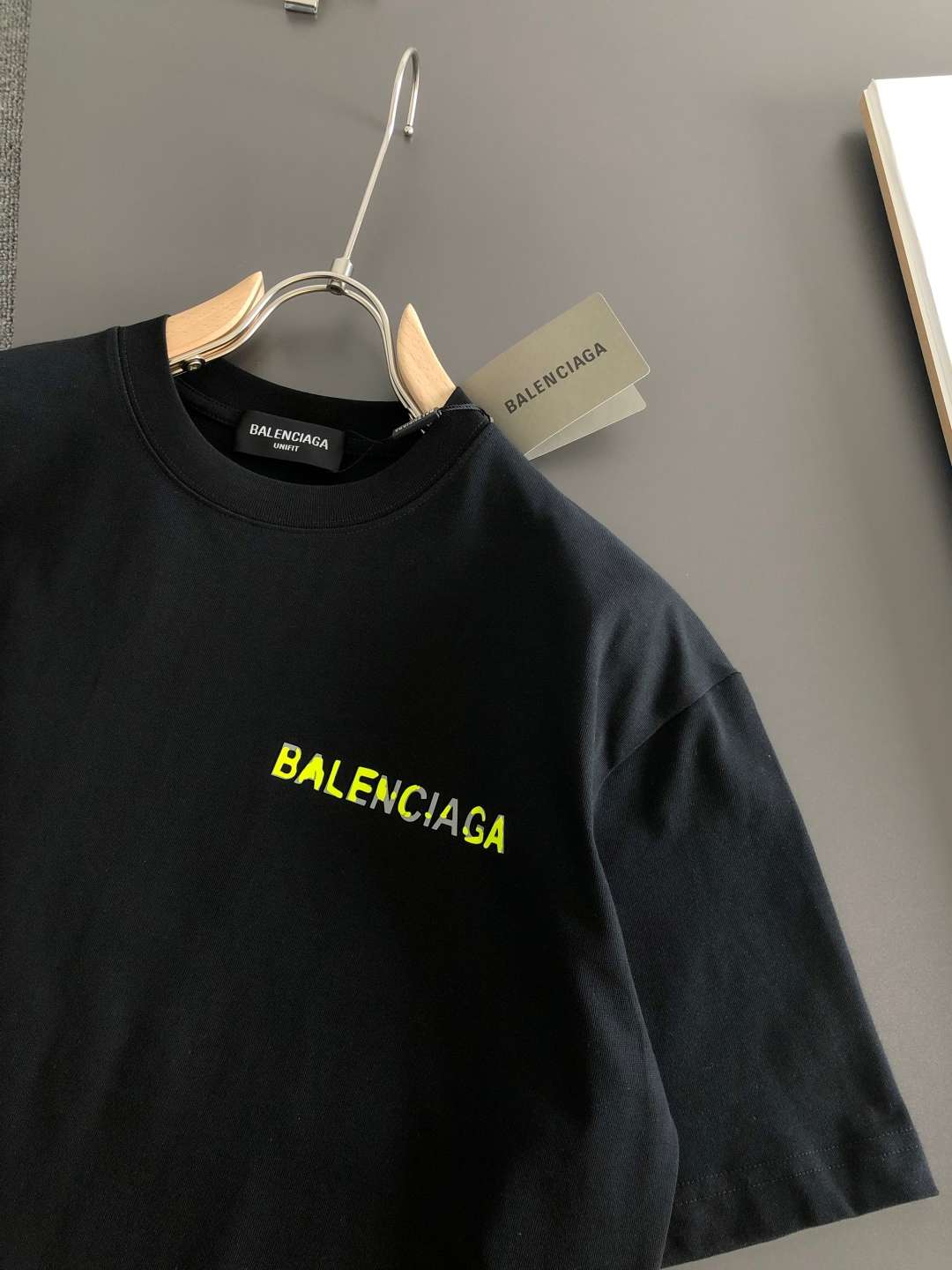 발렌시아가(BALENCIAGA) 그래픽 프린트 반팔 티셔츠 상의 의류
