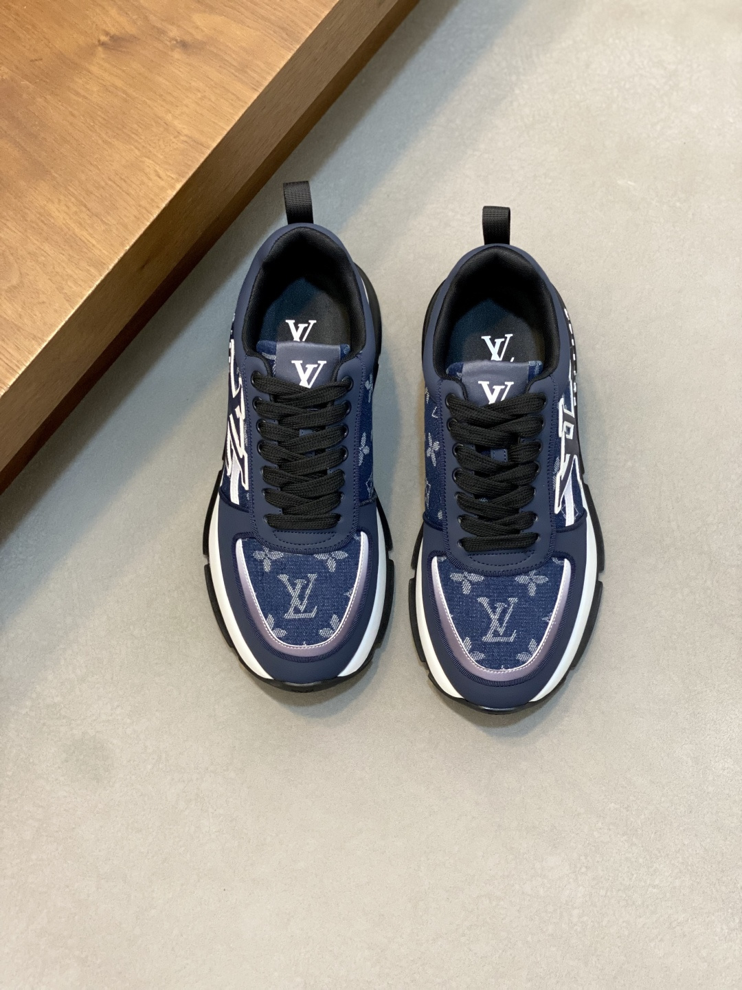 [Louis Vuitton] LV 루이비통 스크립트 로고 LV 트레이너 스니커즈 신발
