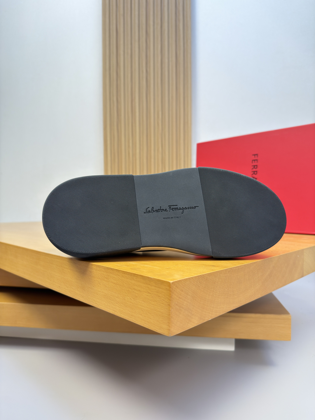 [Salvatore Ferragamo] 페라가모 프리미엄 슈링크 레더 미니멀 슬립온 스니커즈 신발