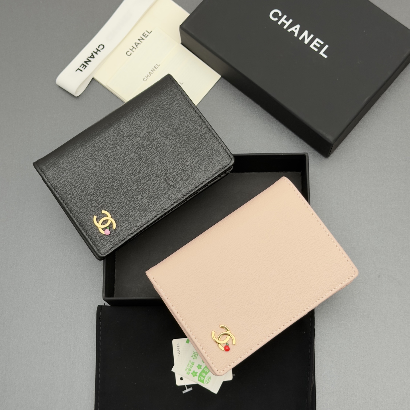 [Chanel] 샤넬 메탈 로고 지퍼 여권/멀티 지갑