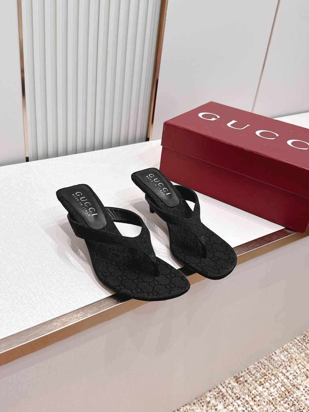 구찌(GUCCI) 모노그램 토포스트 미들힐 신발