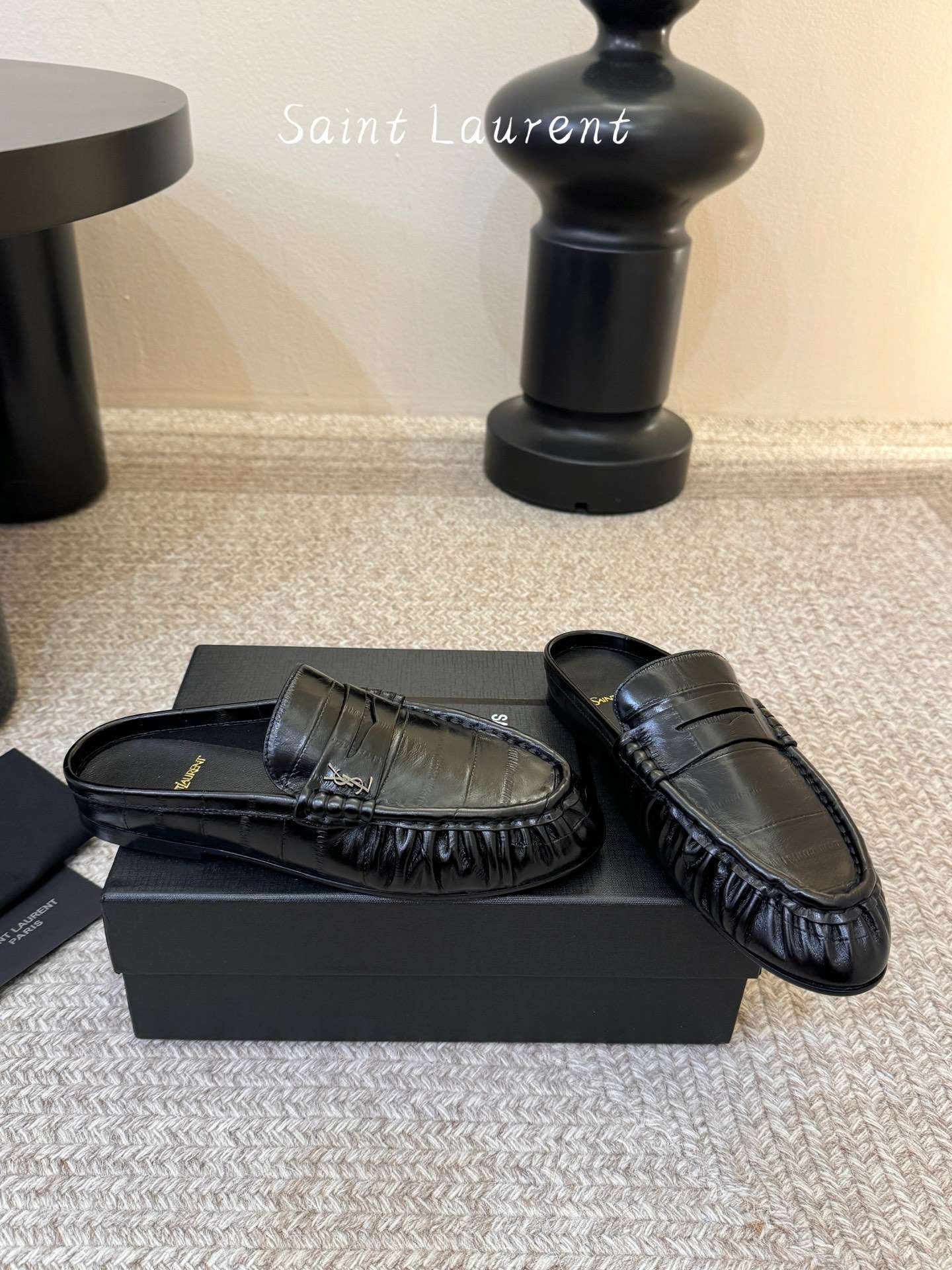 생로랑(SAINT LAURENT) 카프 레더 페니 백리스 로퍼 신발