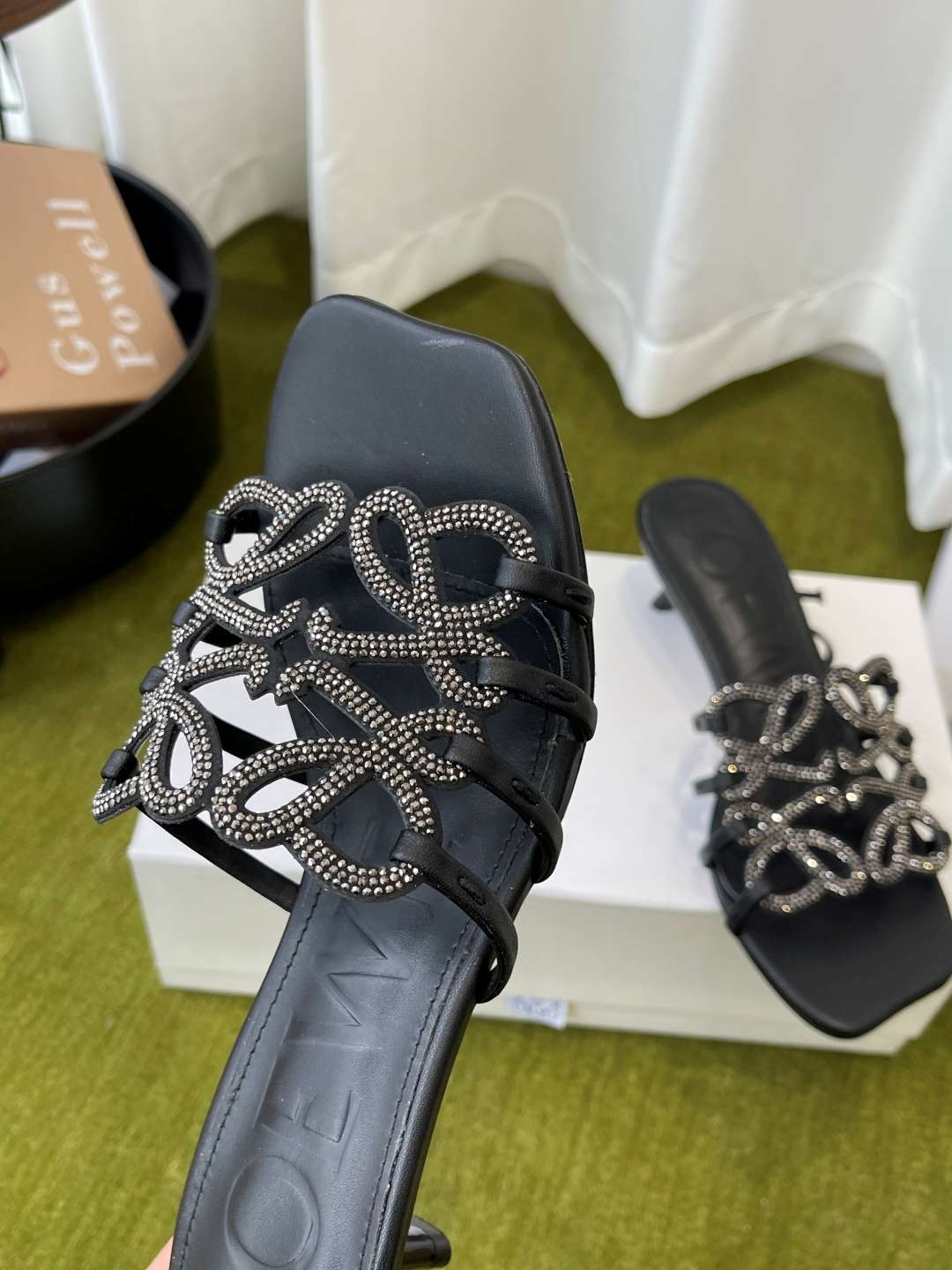 로에베(LOEWE) 아나그램 라인스톤 미들 힐 신발