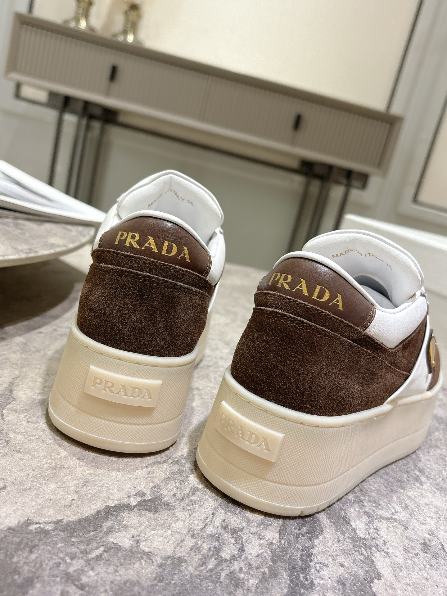 프라다(PRADA) 삼각 로고 플랫폼 스니커즈 신발