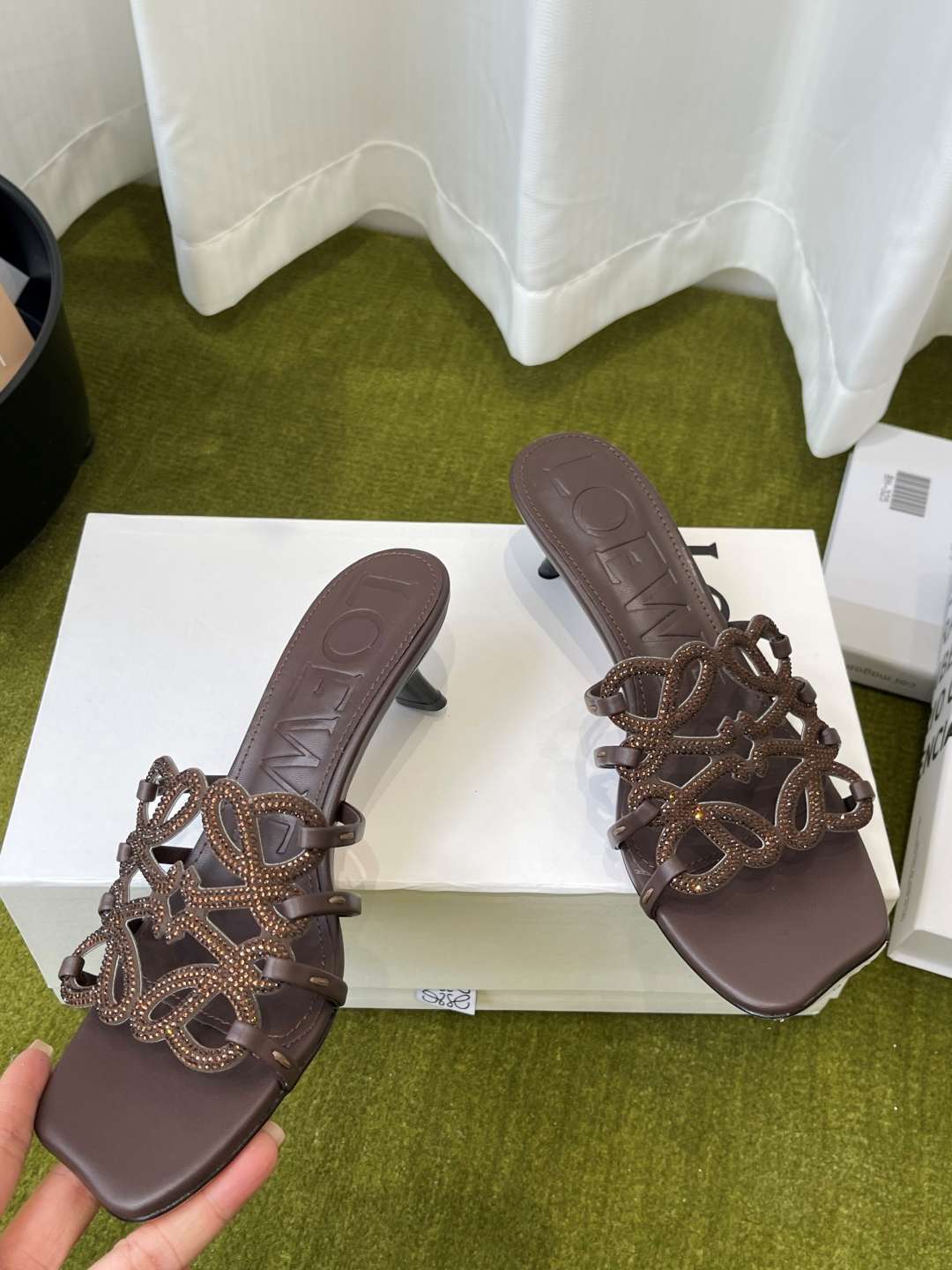 로에베(LOEWE) 아나그램 라인스톤 미들 힐 신발