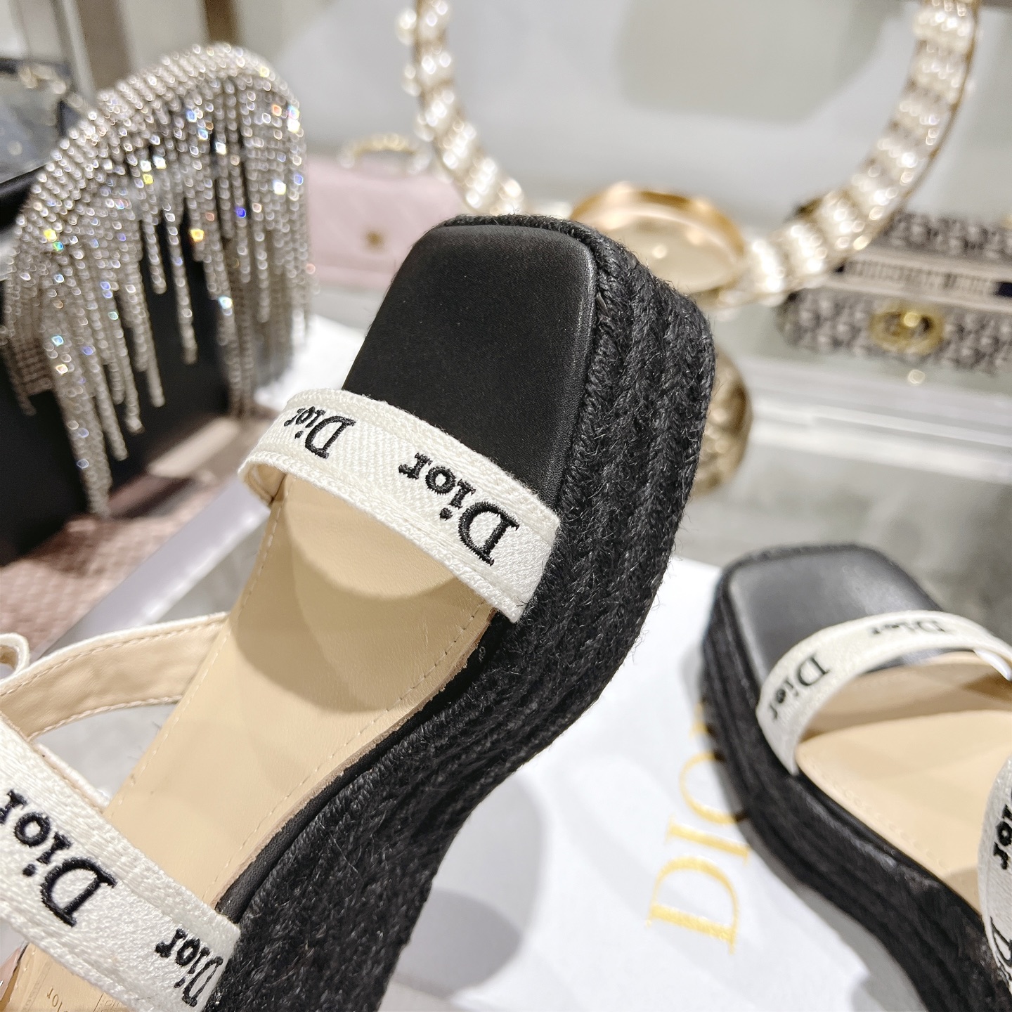 디올(DIOR) 로고 리본 더블 스트랩 플랫폼 샌들 신발