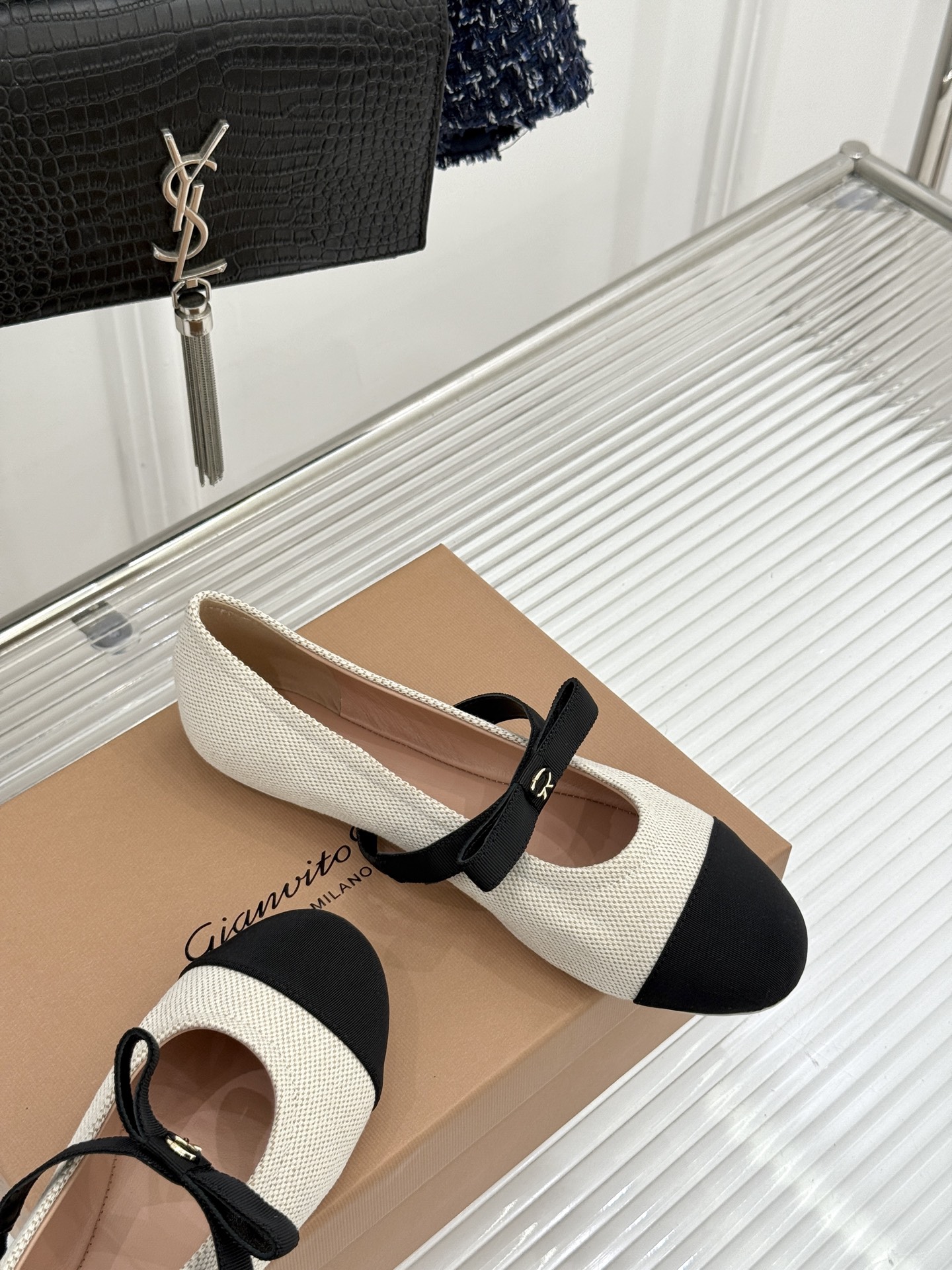 지안비토 로시(Gianvito Rossi) 리본 메리제인 플랫슈즈 신발