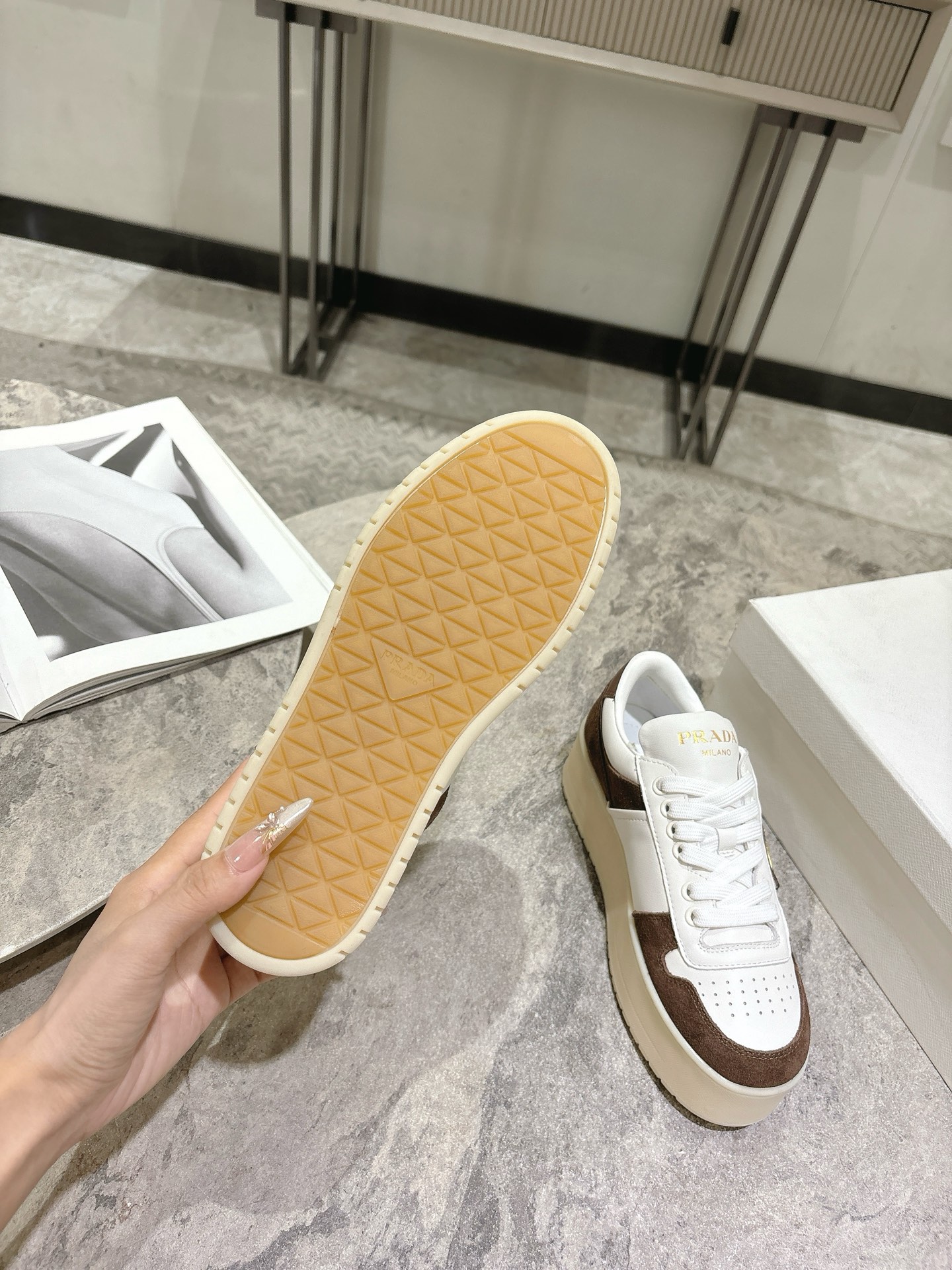 프라다(PRADA) 삼각 로고 플랫폼 스니커즈 신발