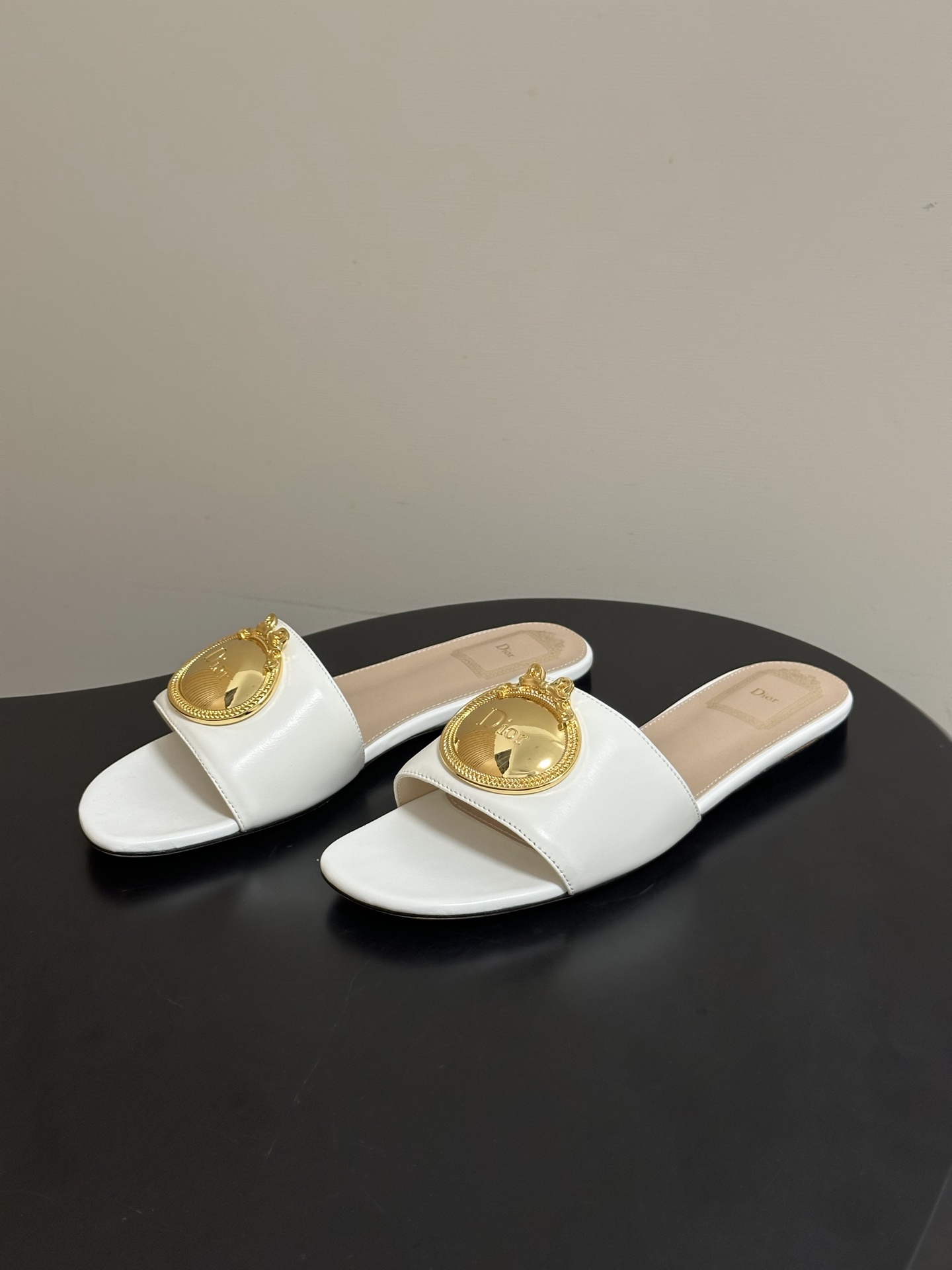 디올(DIOR) 메탈 버클 슬라이드 슬리퍼 신발