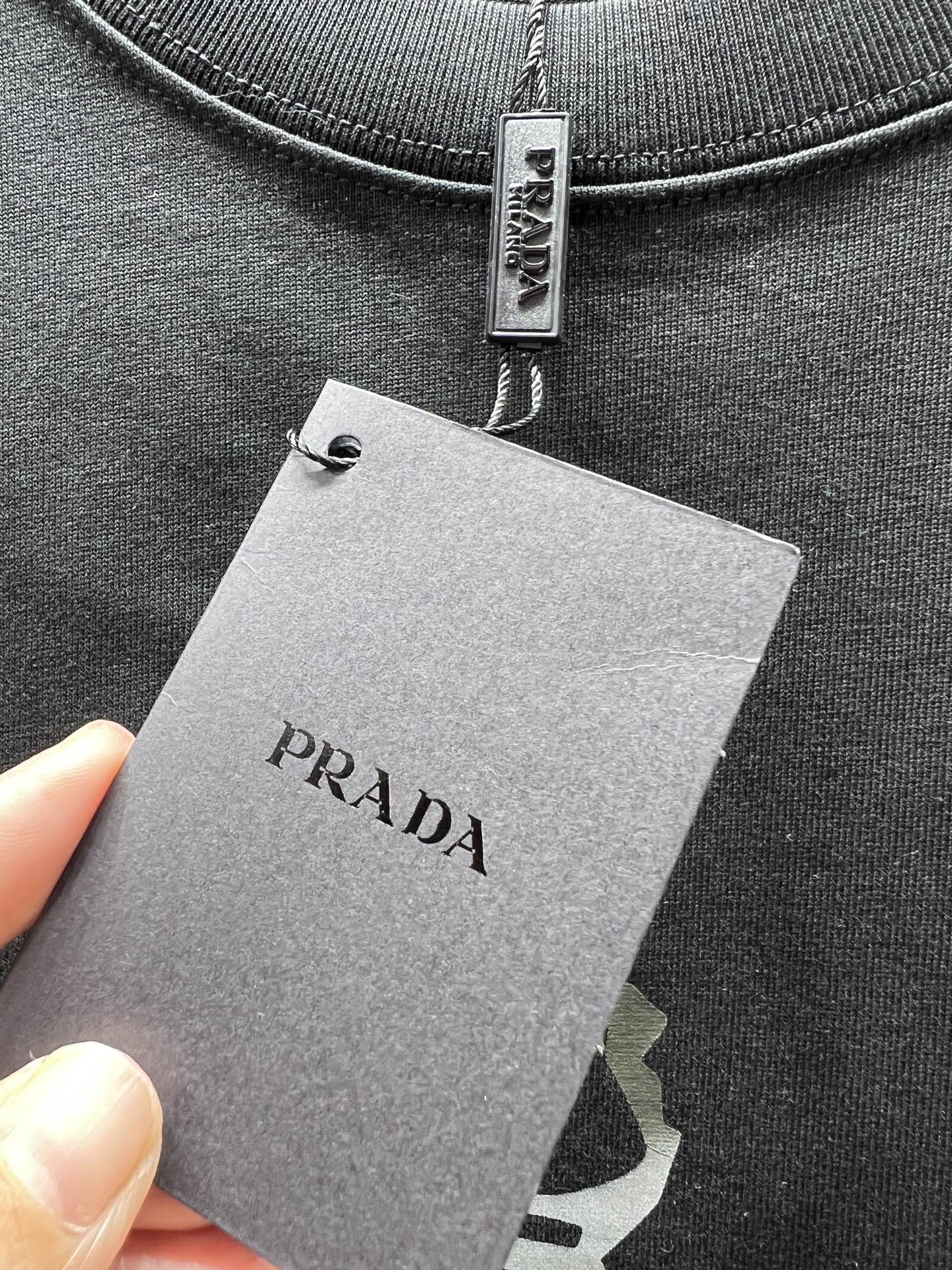 프라다(PRADA) 인물 프린트 반팔 티셔츠 상의 의류 복제
