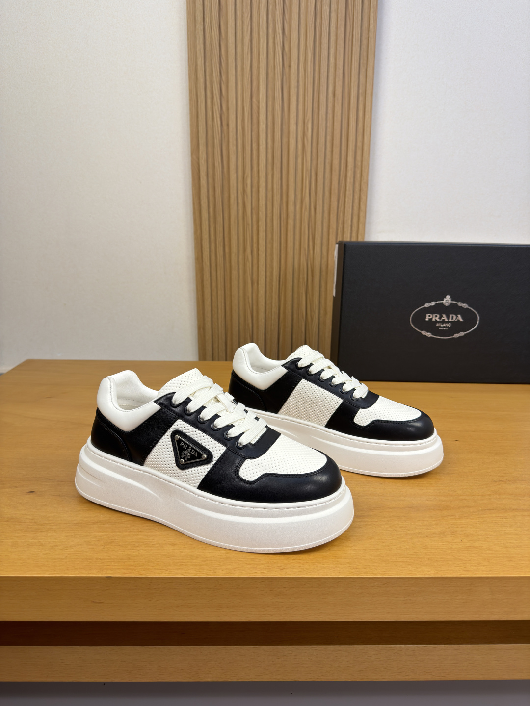 PRADA 프라다 나파 가죽 스니커즈 신발