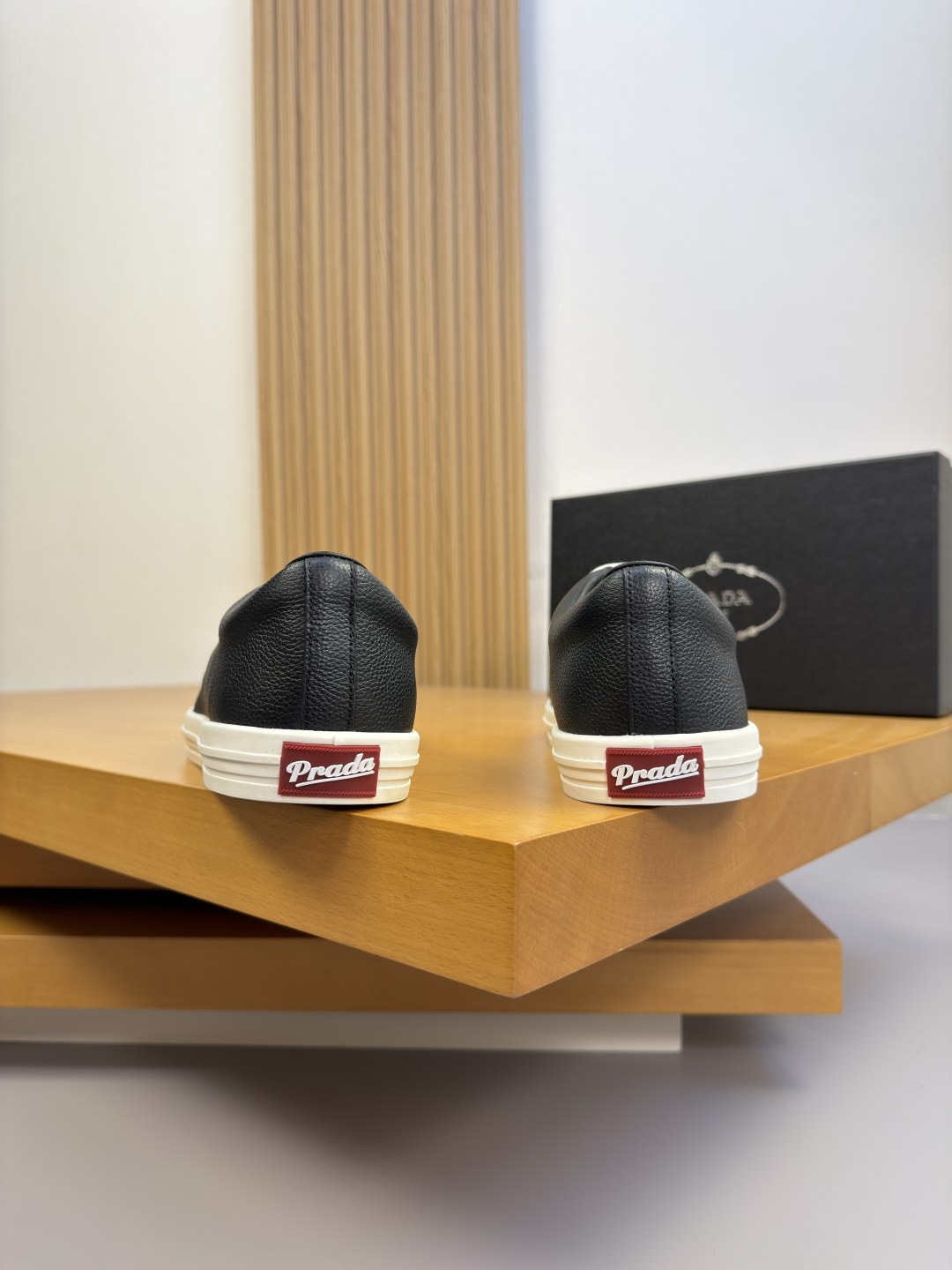 [Prada] 프라다 자수 엠블럼 리치 가죽 스니커즈 신발