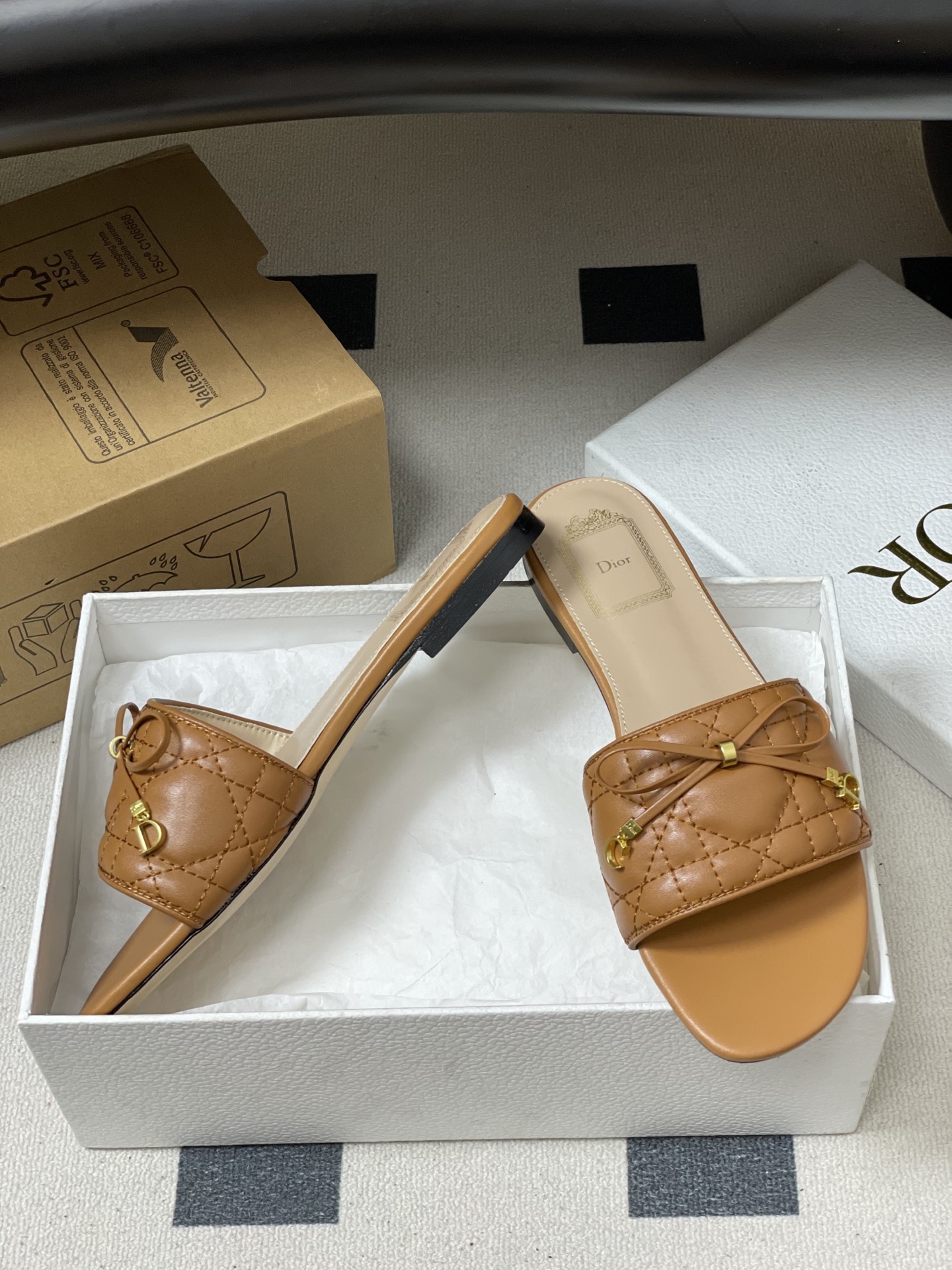디올(DIOR) 퀼팅 리본 슬리퍼 신발