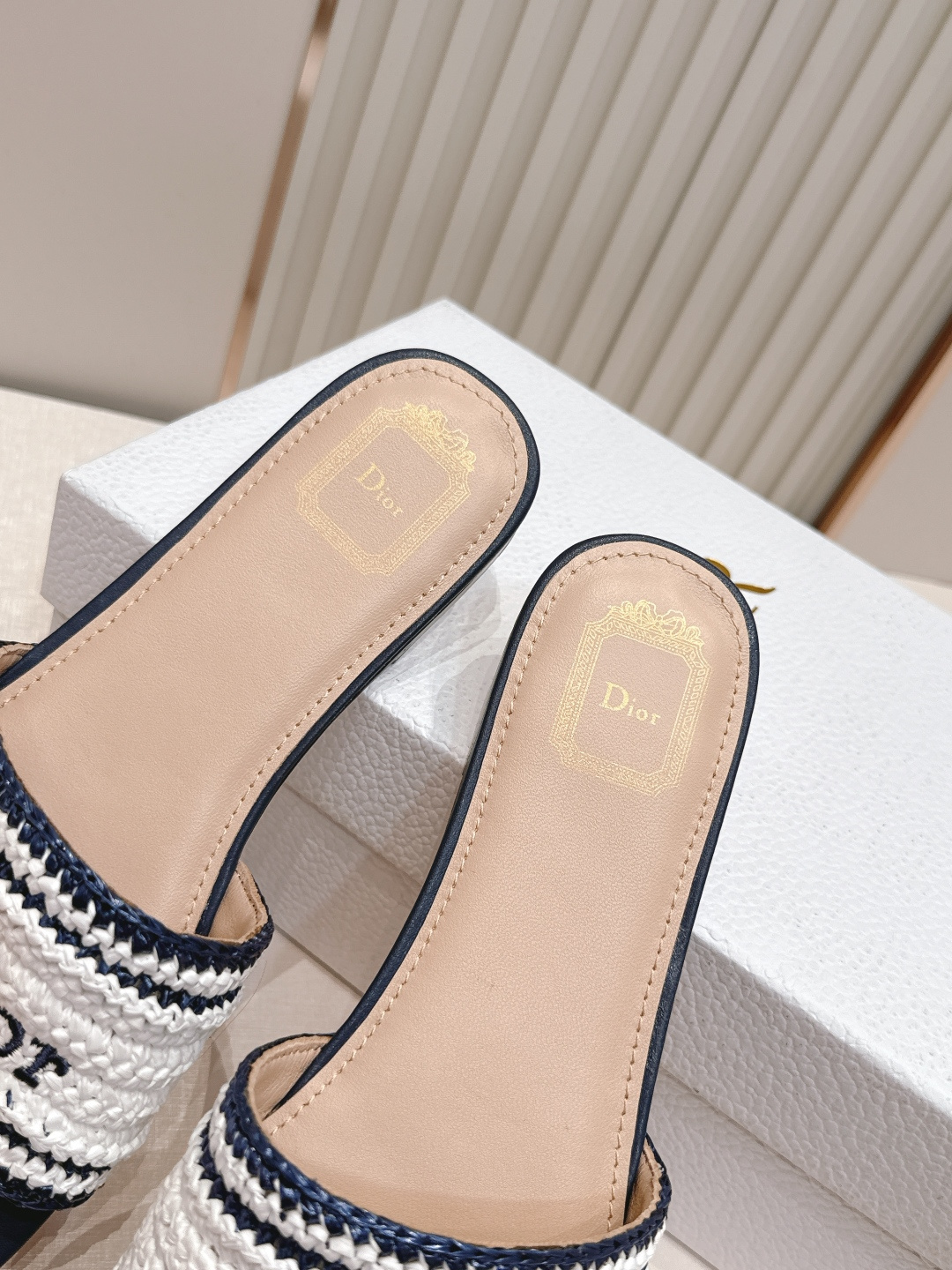 디올(DIOR) 라피아 위빙 슬라이드 샌들 신발