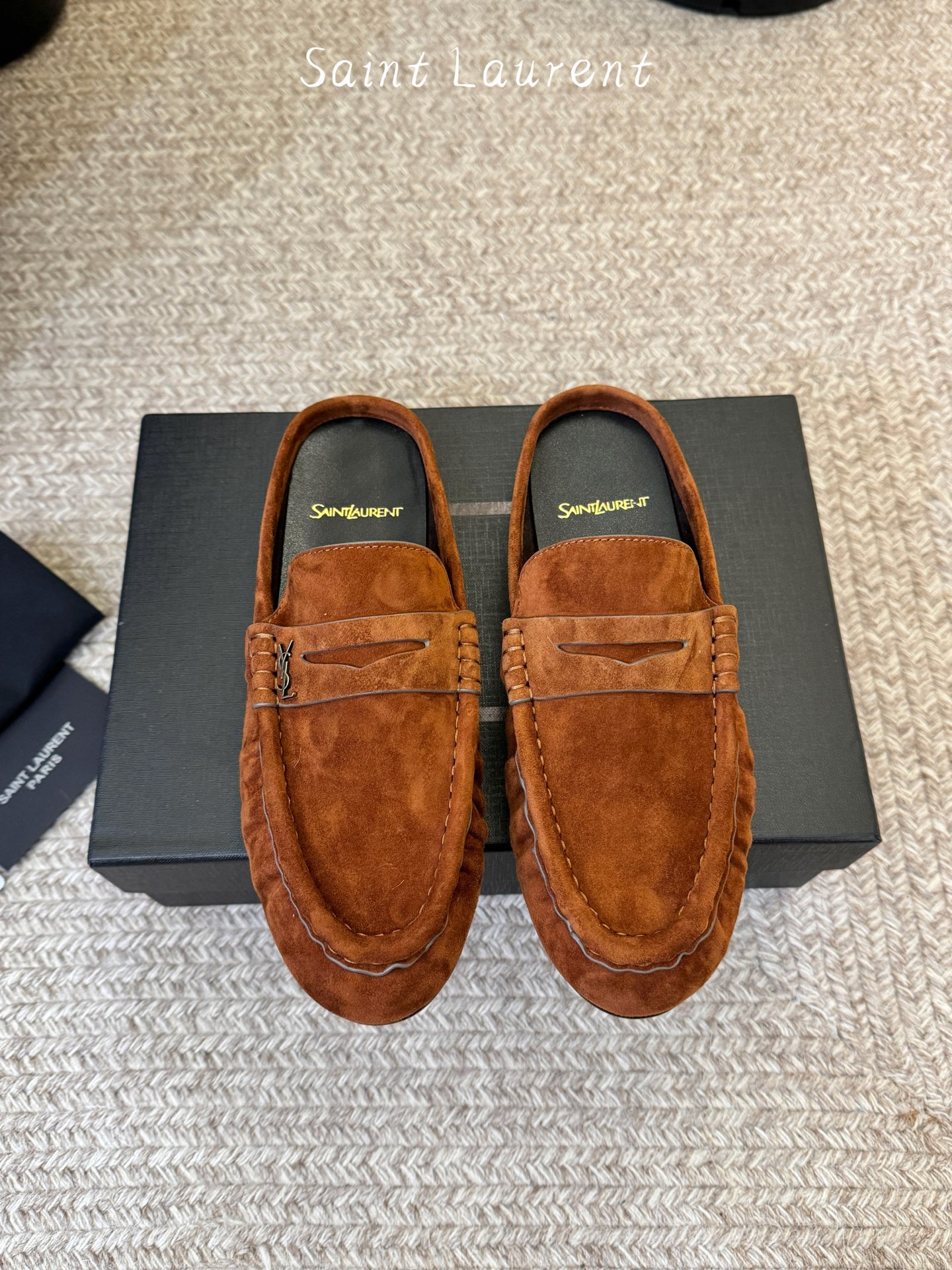 생로랑(SAINT LAURENT) 스웨이드 페니 백리스 로퍼 신발