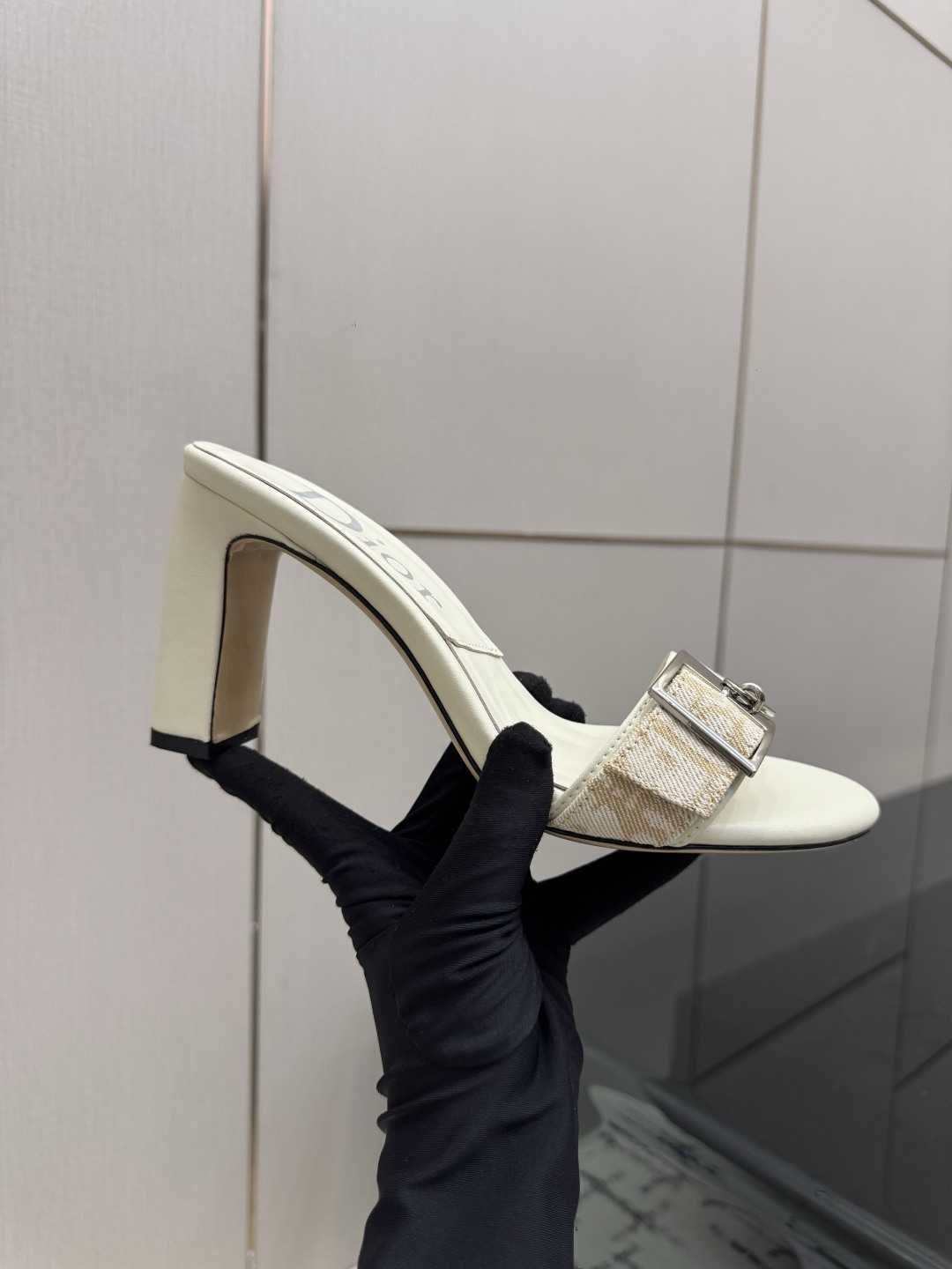 디올(DIOR) 로고 버클 뮬 힐 샌들 신발