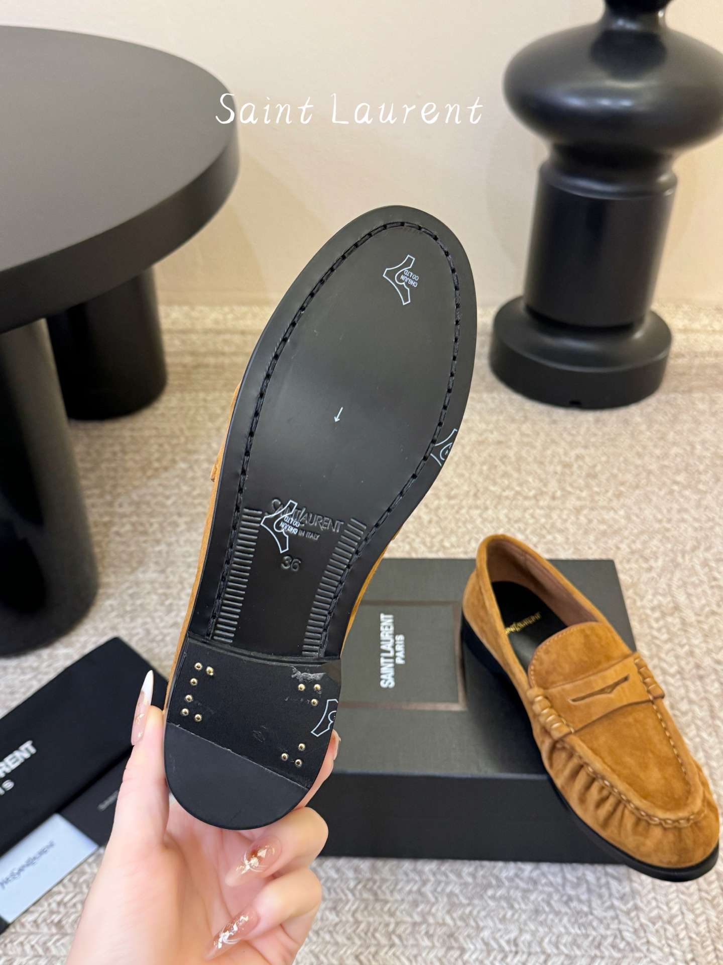 생로랑(SAINT LAURENT) 카프 레더 페니 로퍼 신발
