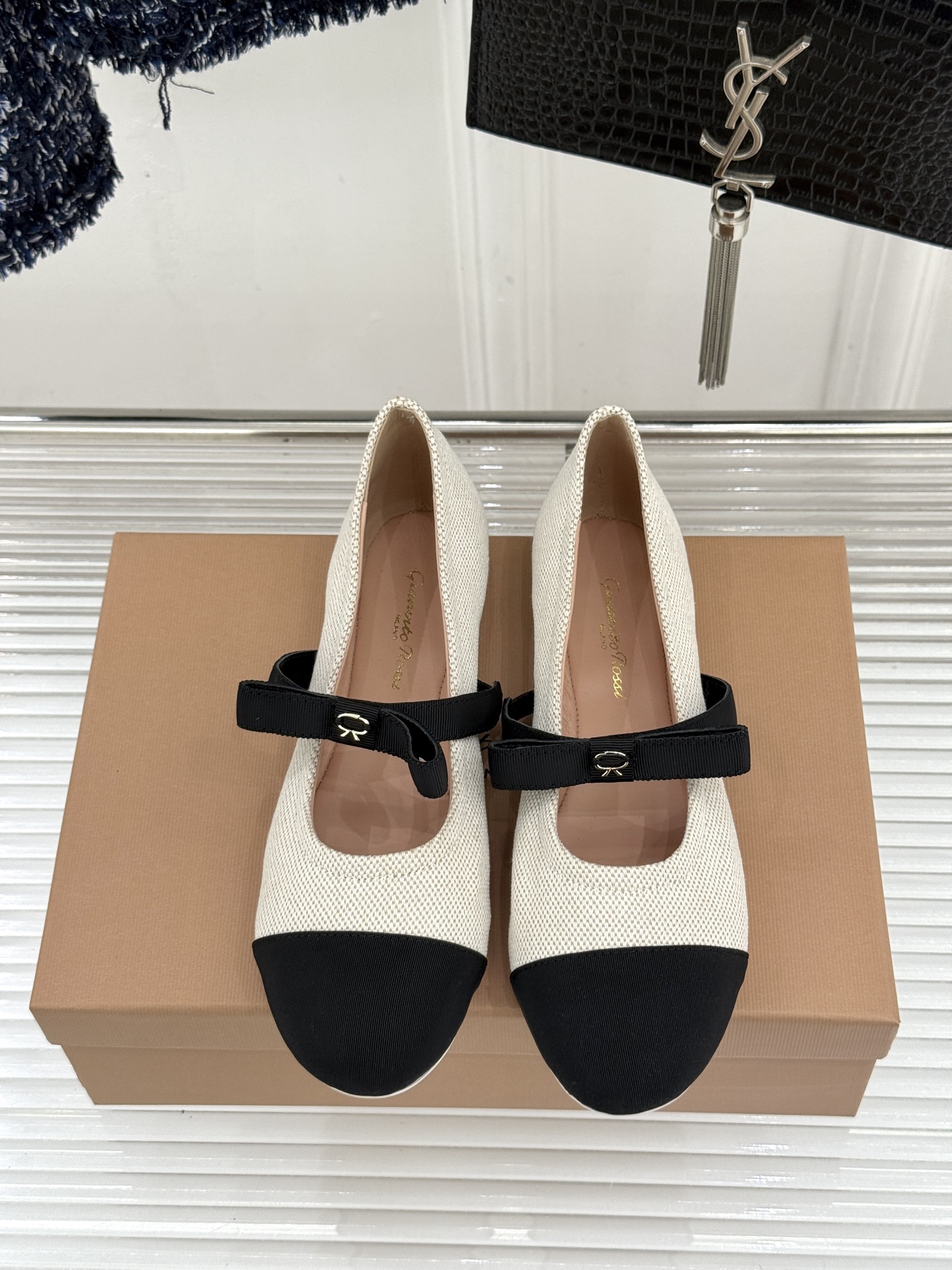 지안비토 로시(Gianvito Rossi) 리본 메리제인 플랫슈즈 신발