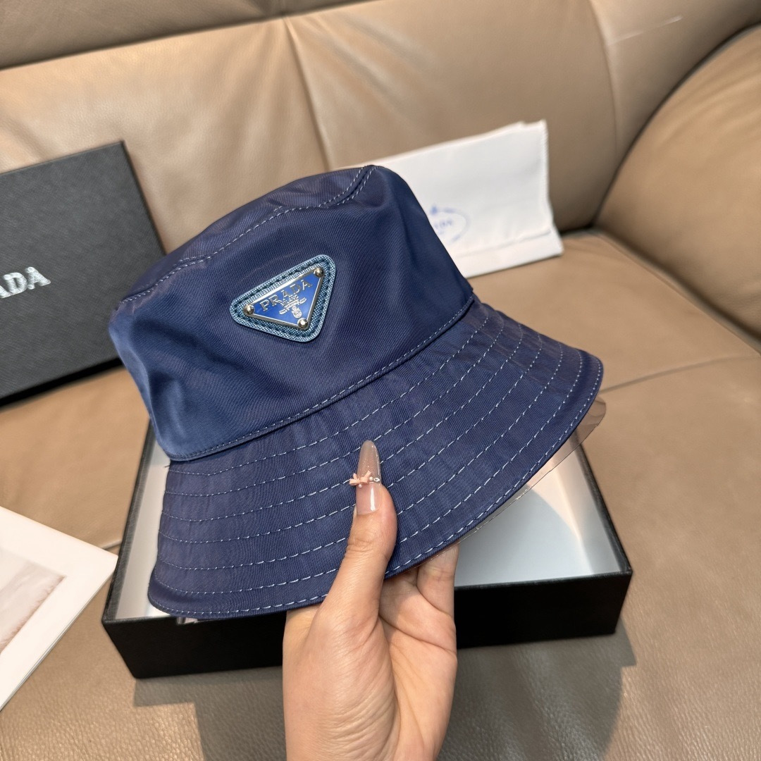 프라다(PRADA) 삼각 로고 옥스포드 버킷햇 모자