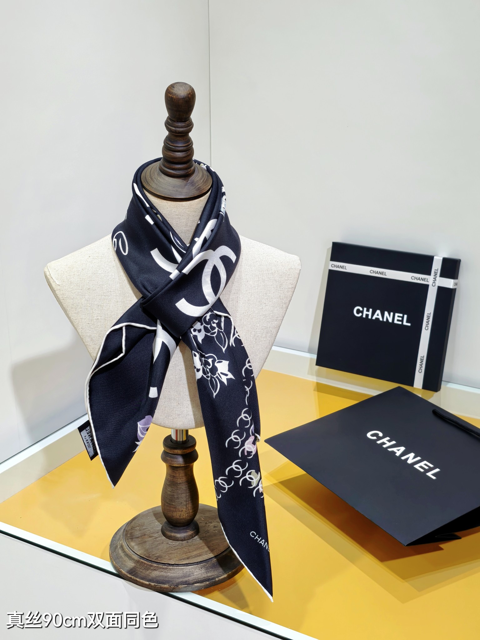 샤넬(CHANEL) 로고 레터링 실크 목도리 스카프