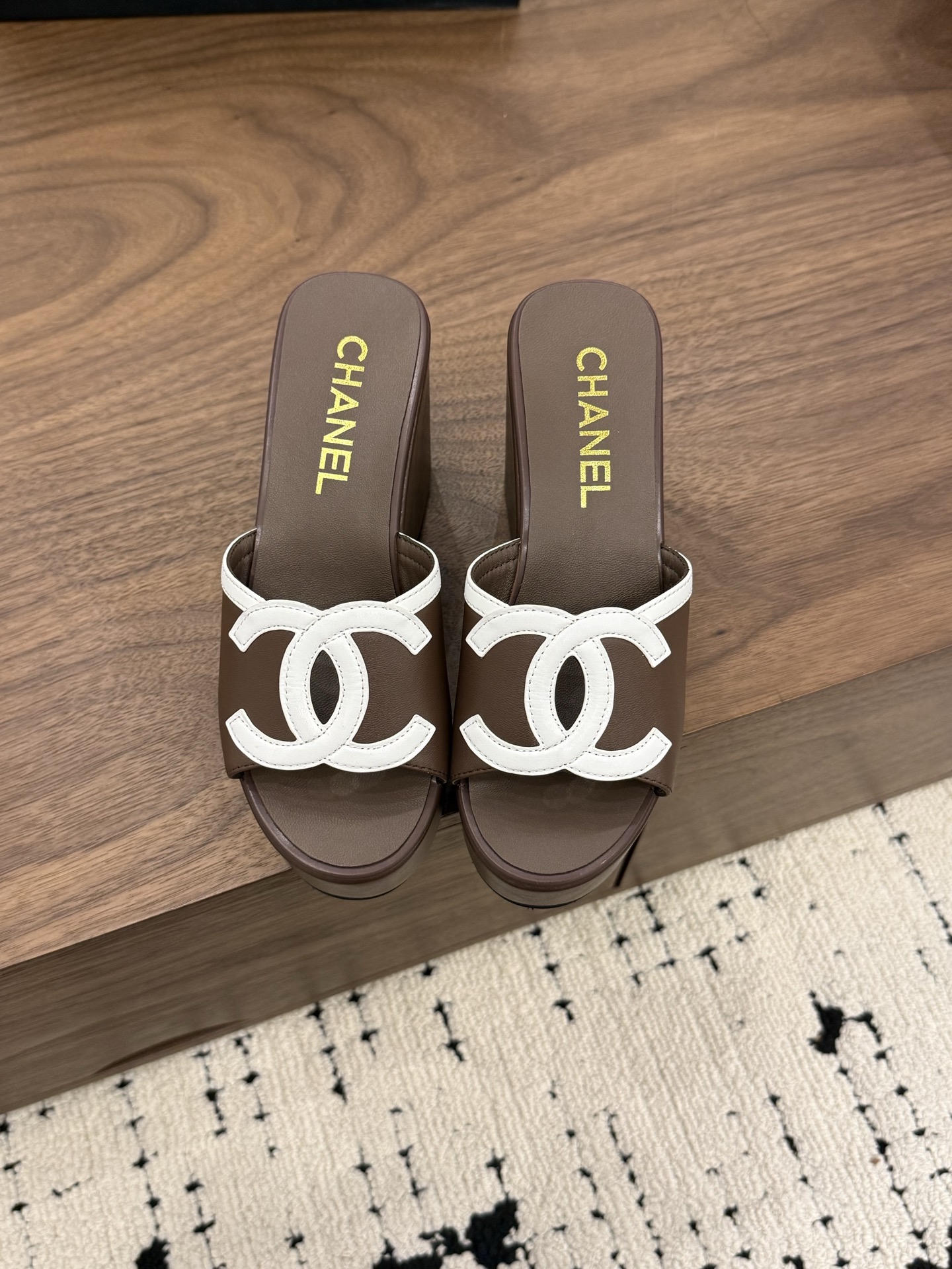 샤넬(CHANEL) 로고 플랫폼 웨지 슬리퍼 신발