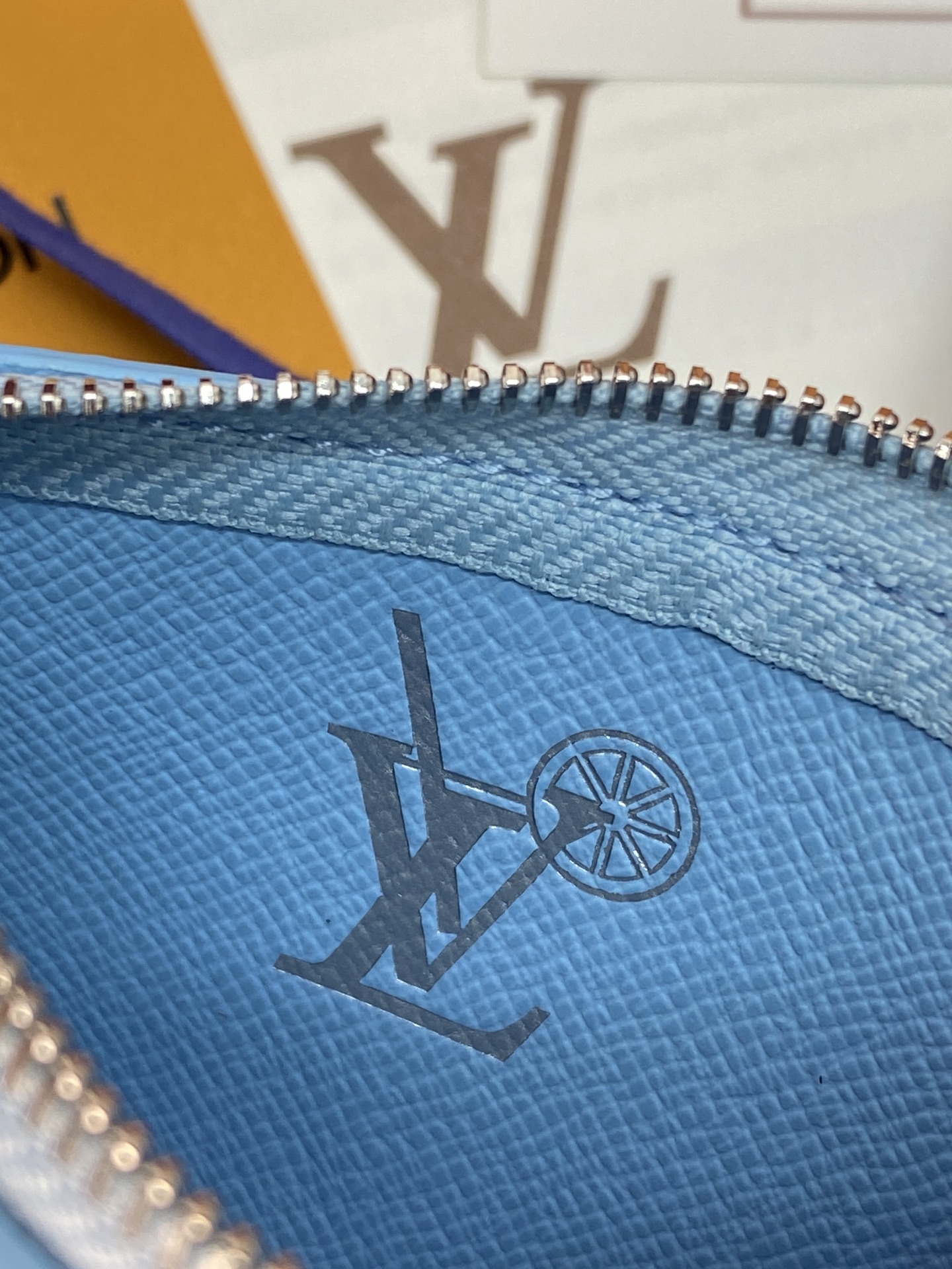 [Louis Vuitton] LV 루이비통 모노그램 자카드 로미 키 파우치 (코튼 블루) 지갑