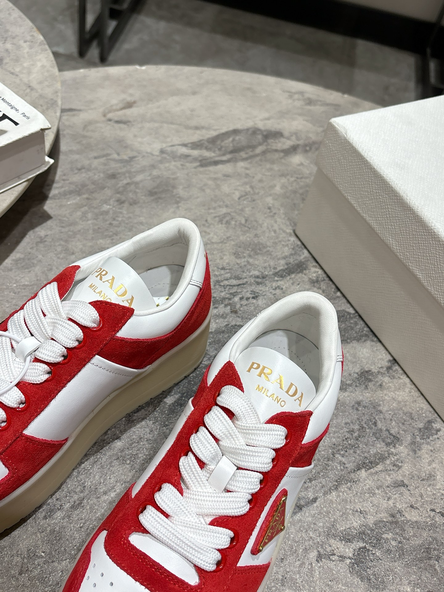 프라다(PRADA) 삼각 로고 플랫폼 스니커즈 신발