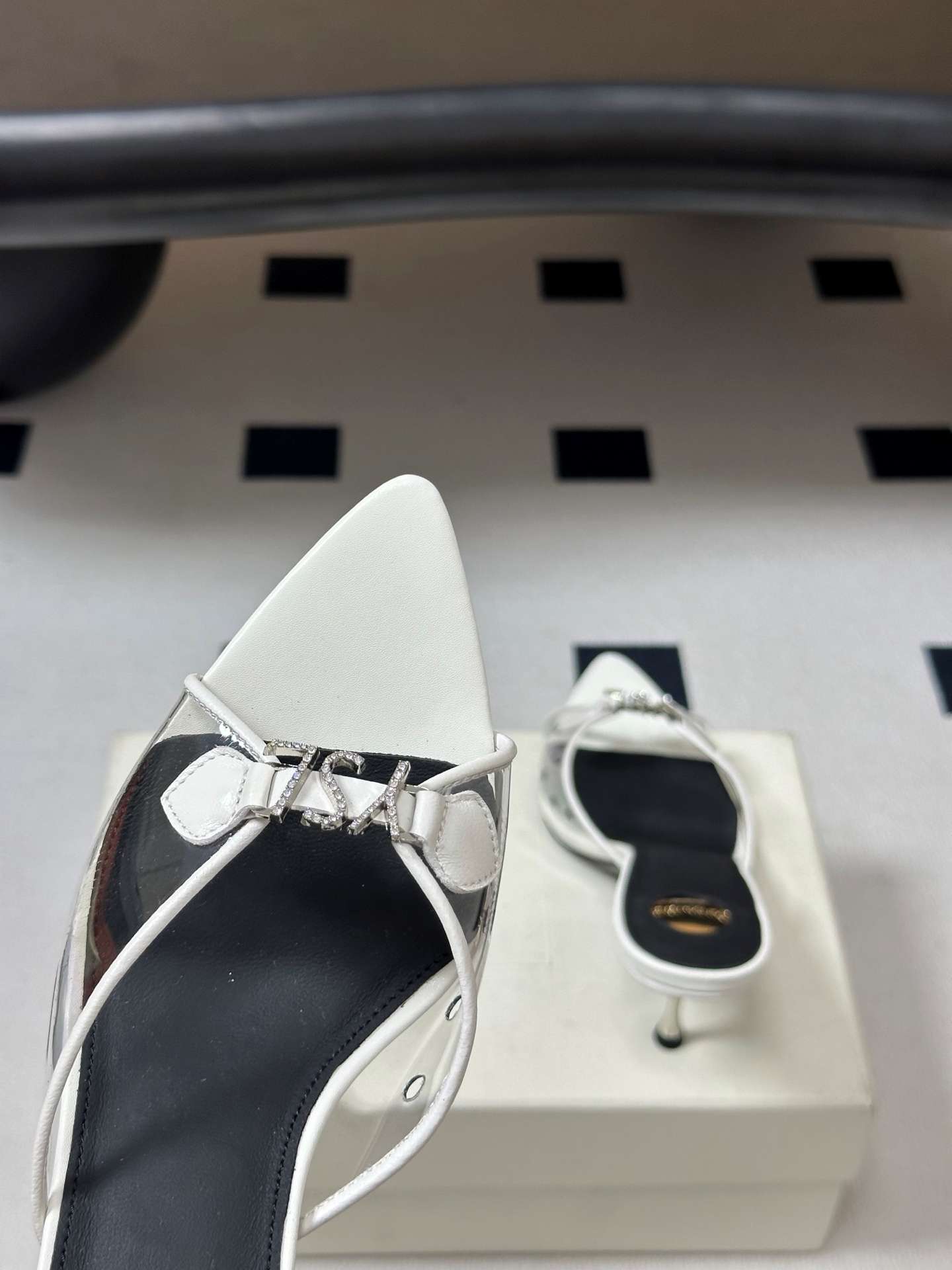 생로랑(SAINT LAURENT) 라인스톤 포인티드토 힐 신발