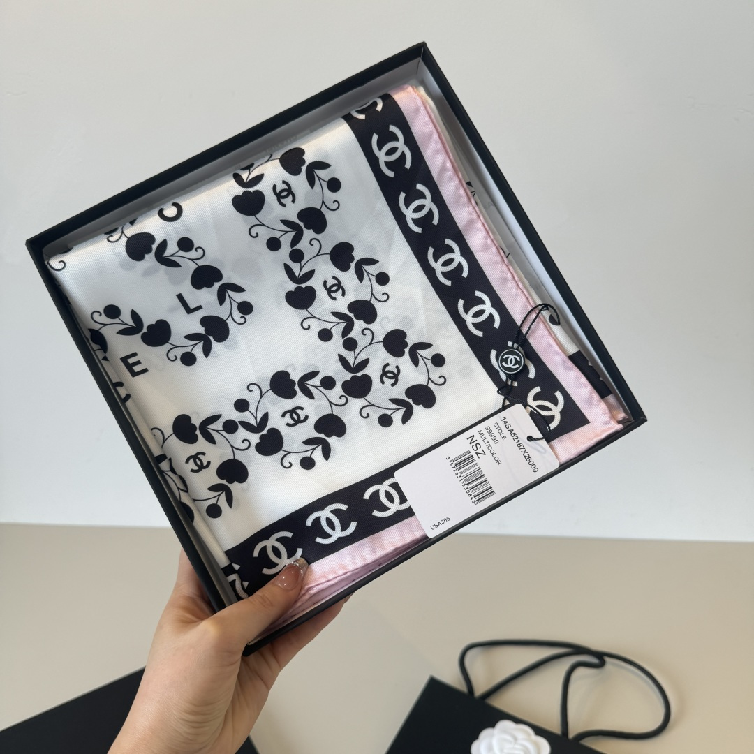 샤넬(CHANEL) 플라워 더블 C 실크 목도리 스카프