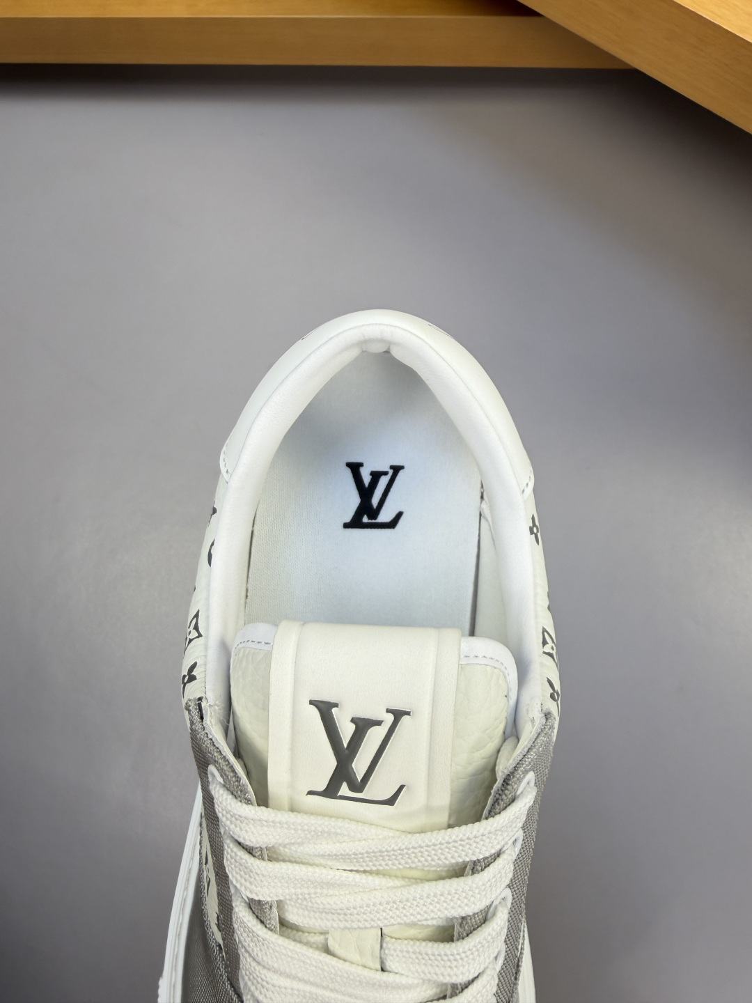 [Louis Vuitton] LV 루이비통 프리미엄 슈링크 레더 & 컬러 프린트 모노그램 스니커즈 신발 복제