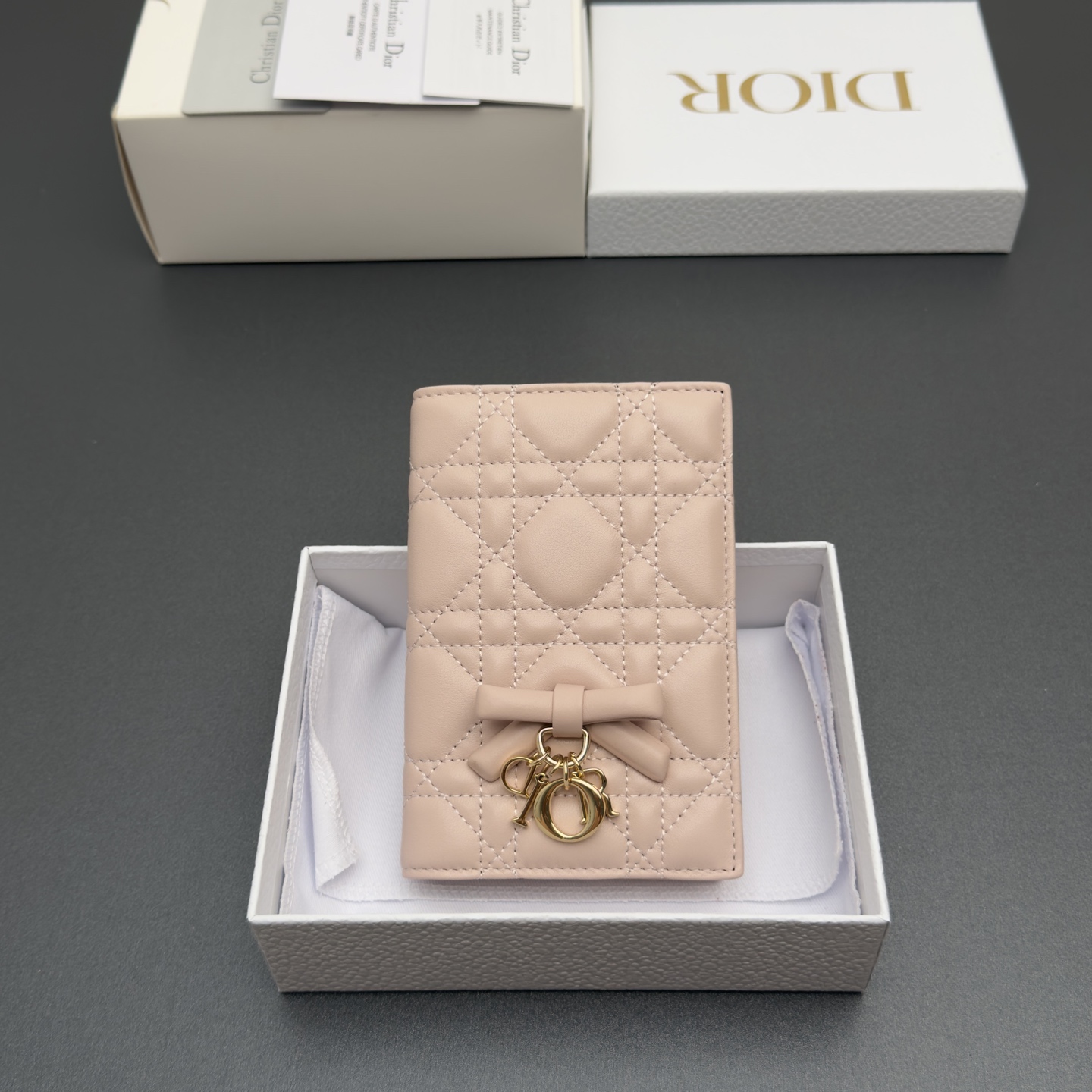[Dior] 디올 Lady 레이디 까나쥬 램스킨 패스포트 홀더 지갑 / S2626