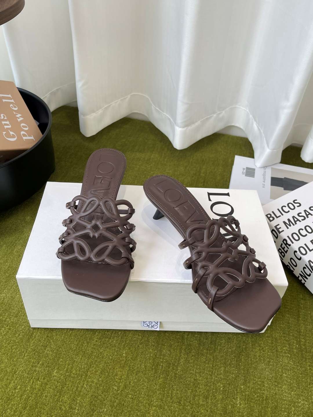 로에베(LOEWE) 아나그램 스트랩 스퀘어토 키튼힐 신발
