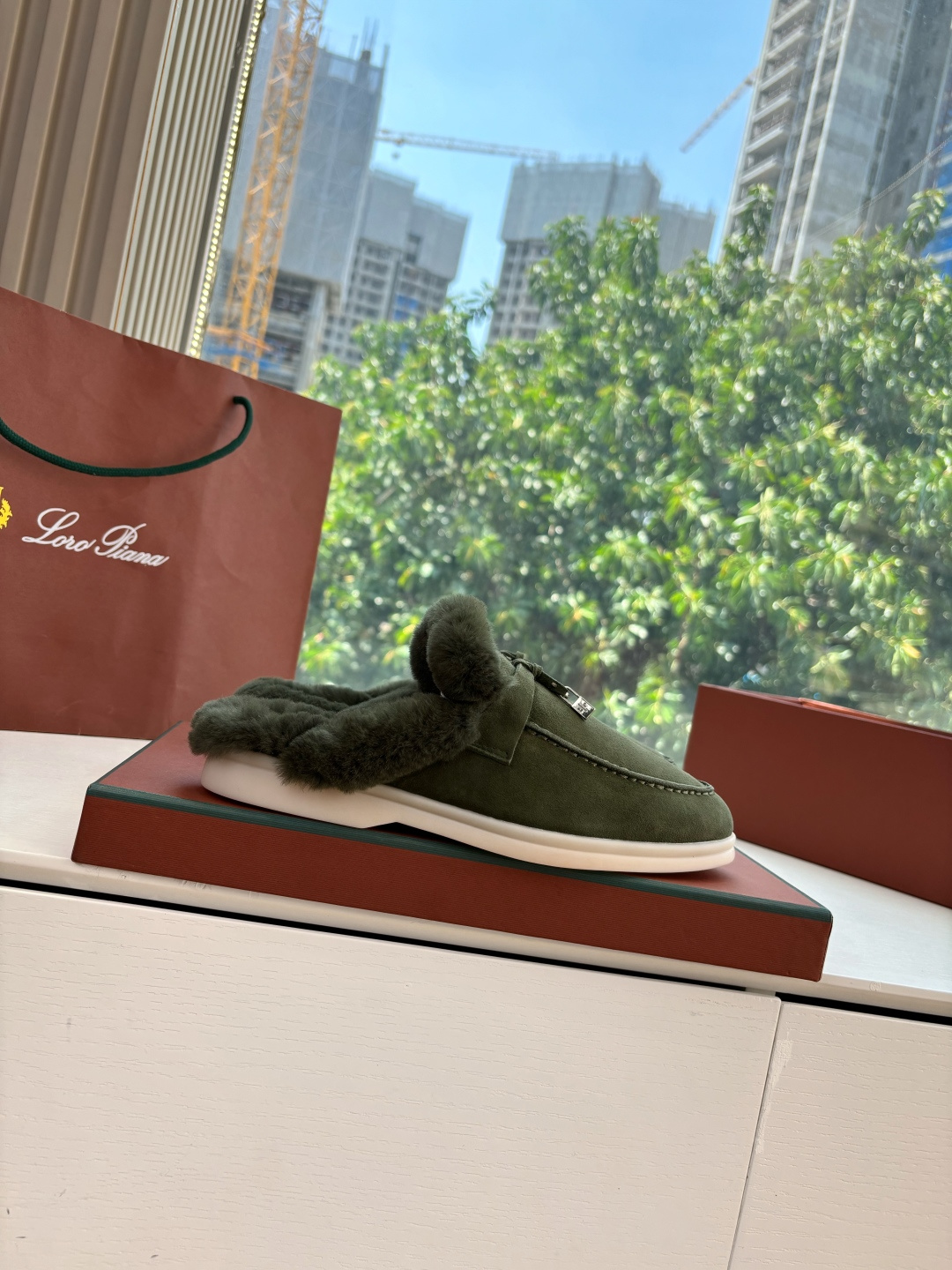 로로피아나(Loro Piana) 커플 퍼 트리밍 스웨이드 뮬 슬리퍼 신발