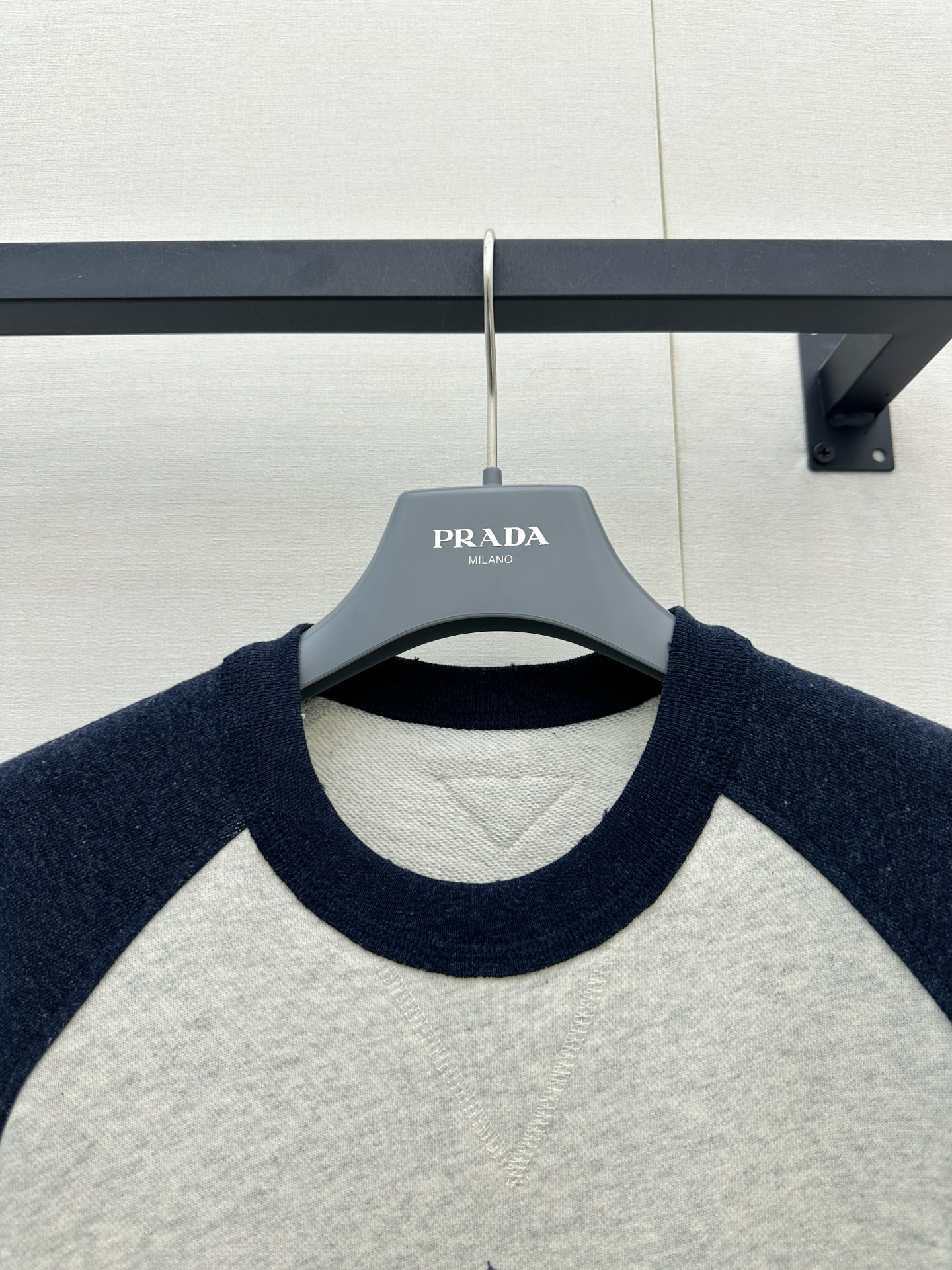 프라다(PRADA) 배색 로고 레터링 래글런 맨투맨 상의 의류