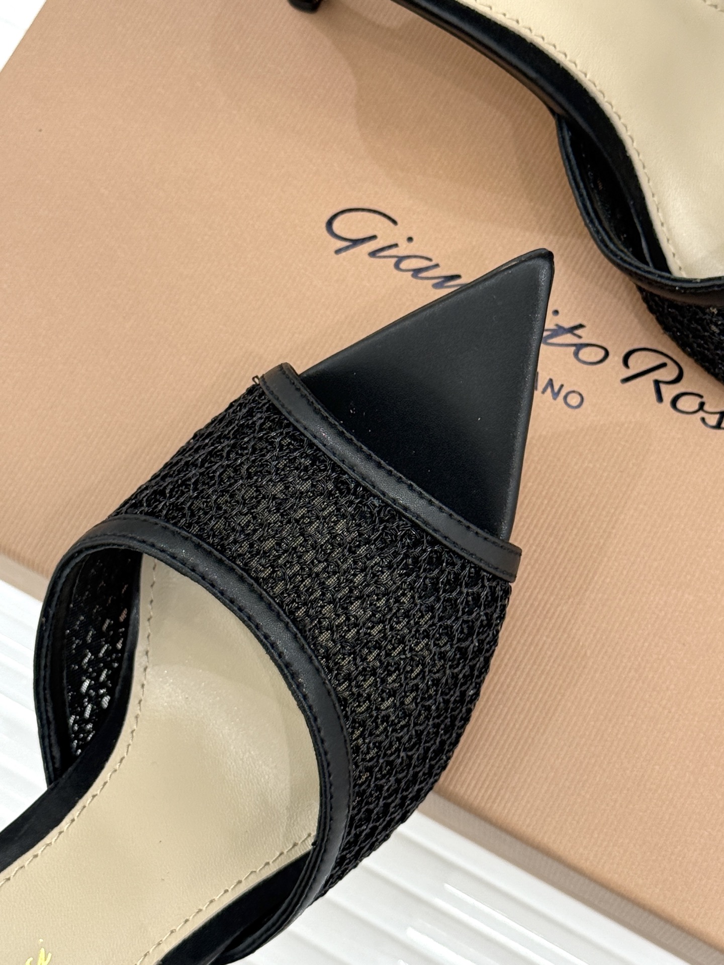 잔비토 로시(Gianvito Rossi) 미니멀 포인티드 힐 슬리퍼 신발