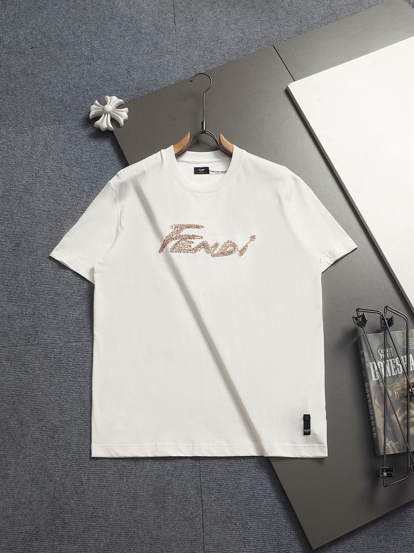 FENDI(펜디) 로고 자수 니트 반팔 티셔츠 상의 의류