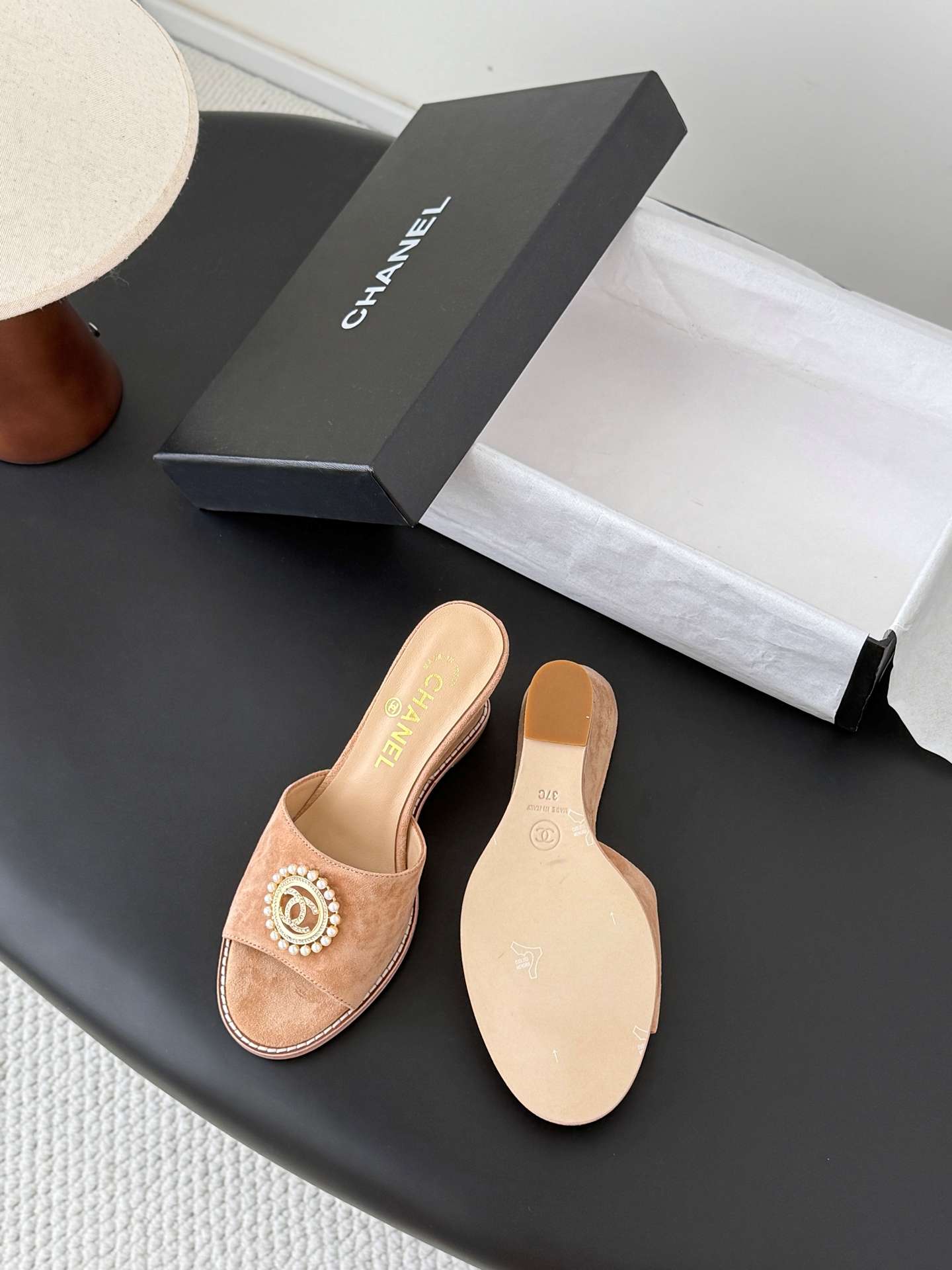 샤넬(CHANEL) 진주 메달 웨지 뮬 샌들 신발
