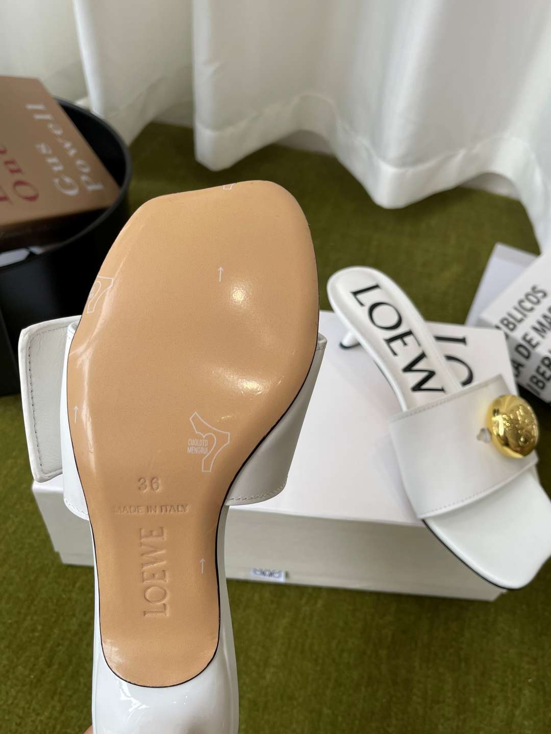 로에베(LOEWE) 메달 스퀘어토 키튼힐 뮬 샌들 신발