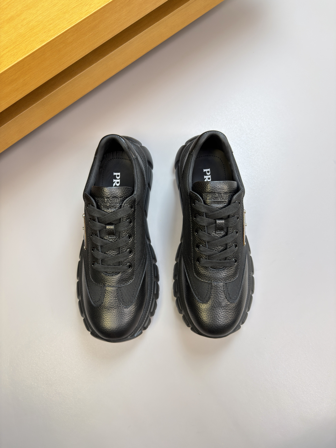 PRADA 프라다 리치 소가죽 & 캔버스 스니커즈 신발