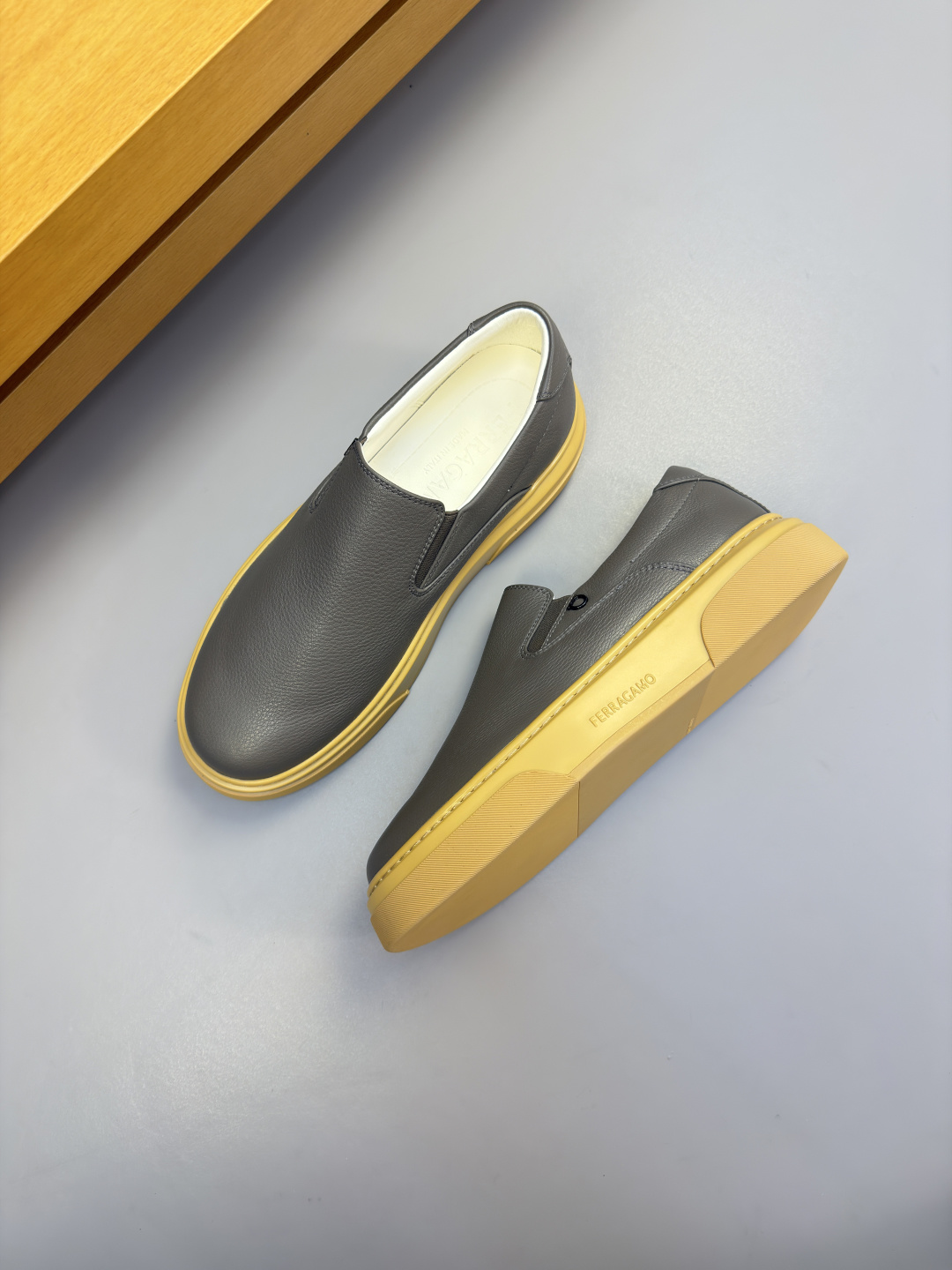 [Salvatore Ferragamo] 페라가모 프리미엄 슈링크 레더 미니멀 슬립온 스니커즈 신발