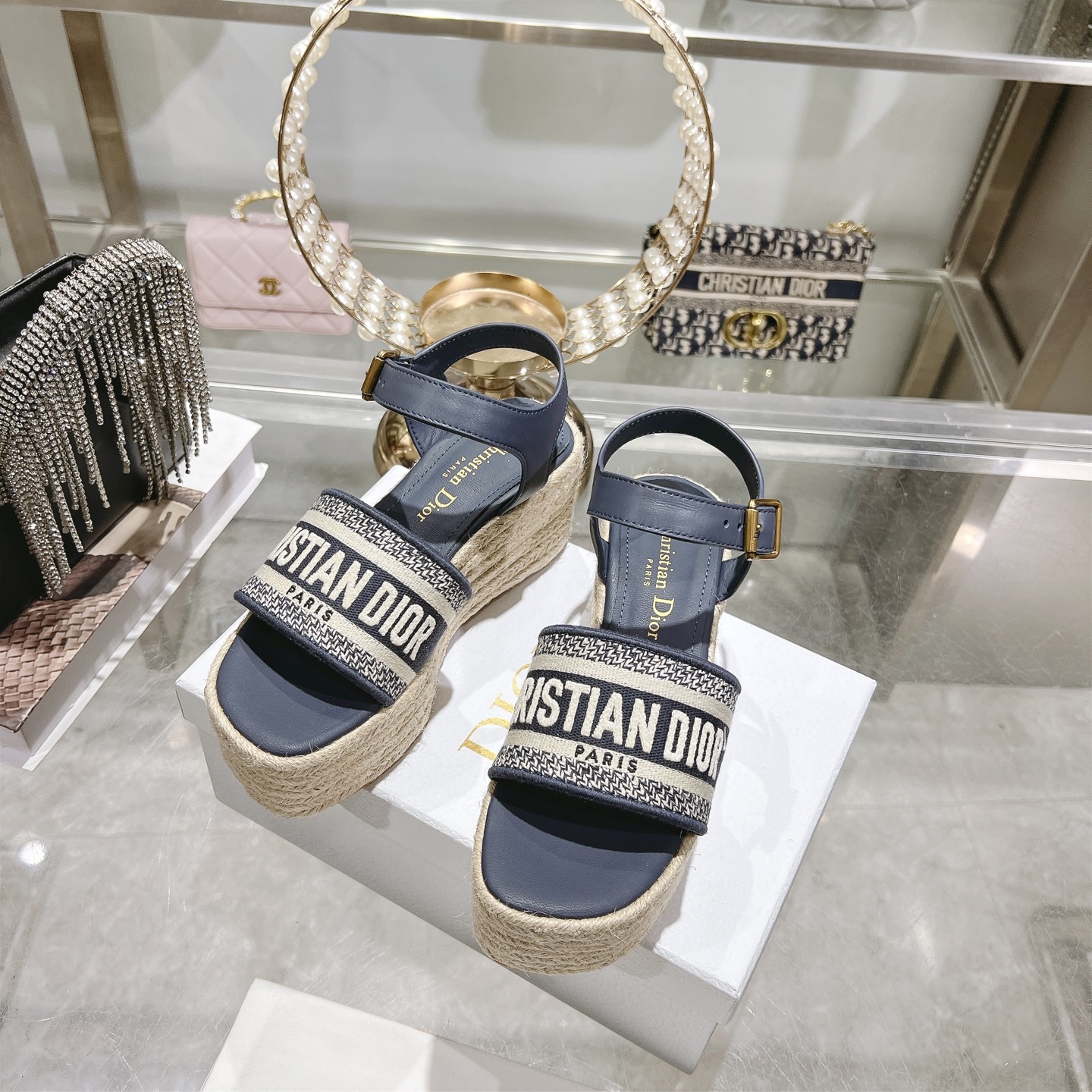 디올(DIOR) Dway 로고 밴드 앵클 스트랩 웨지 샌들 신발