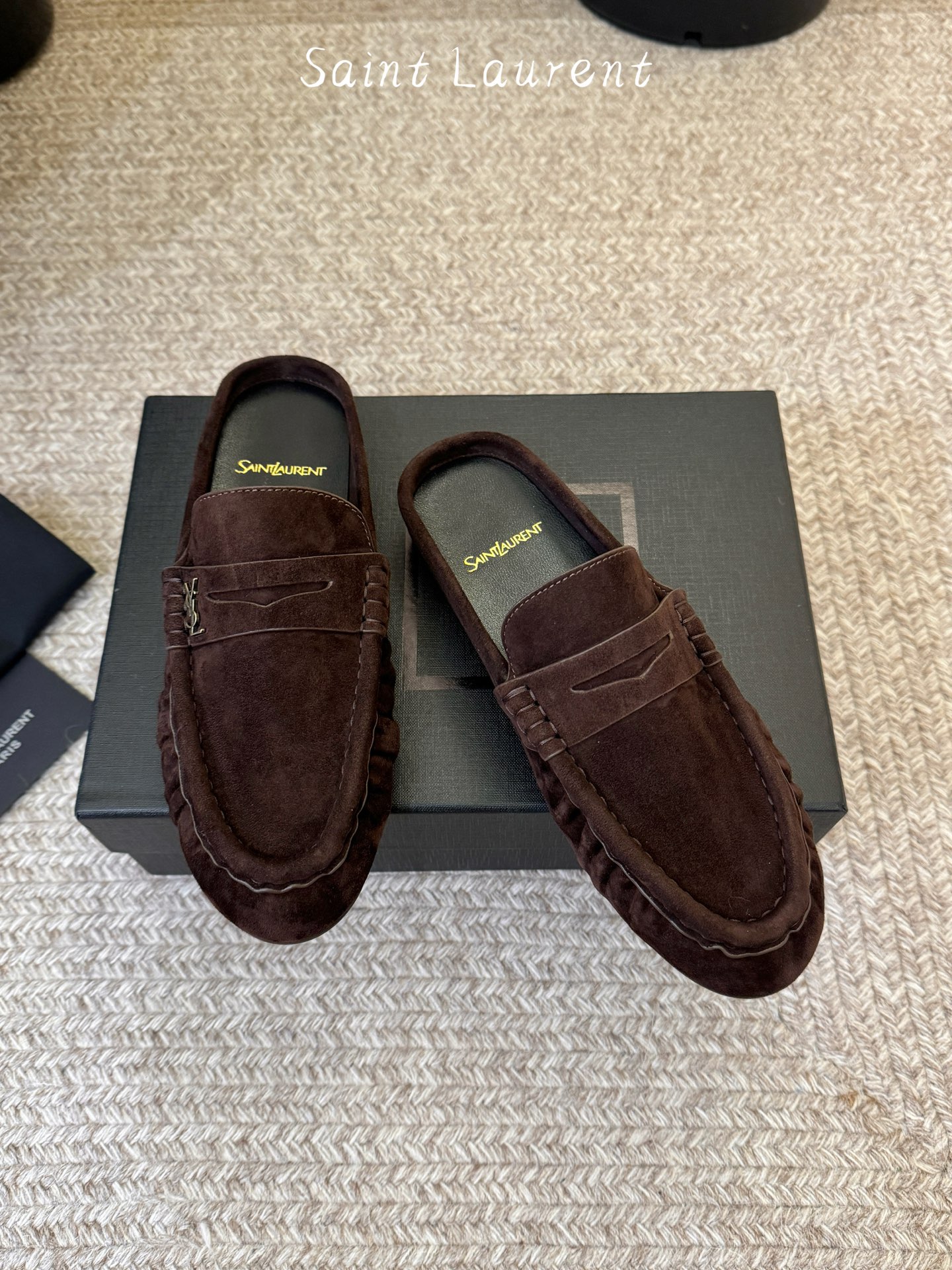 생로랑(SAINT LAURENT) 스웨이드 페니 백리스 로퍼 신발