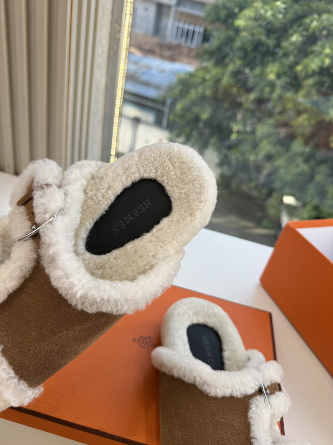 에르메스(HERMES) 시어링 퍼 뮬 슬리퍼 신발