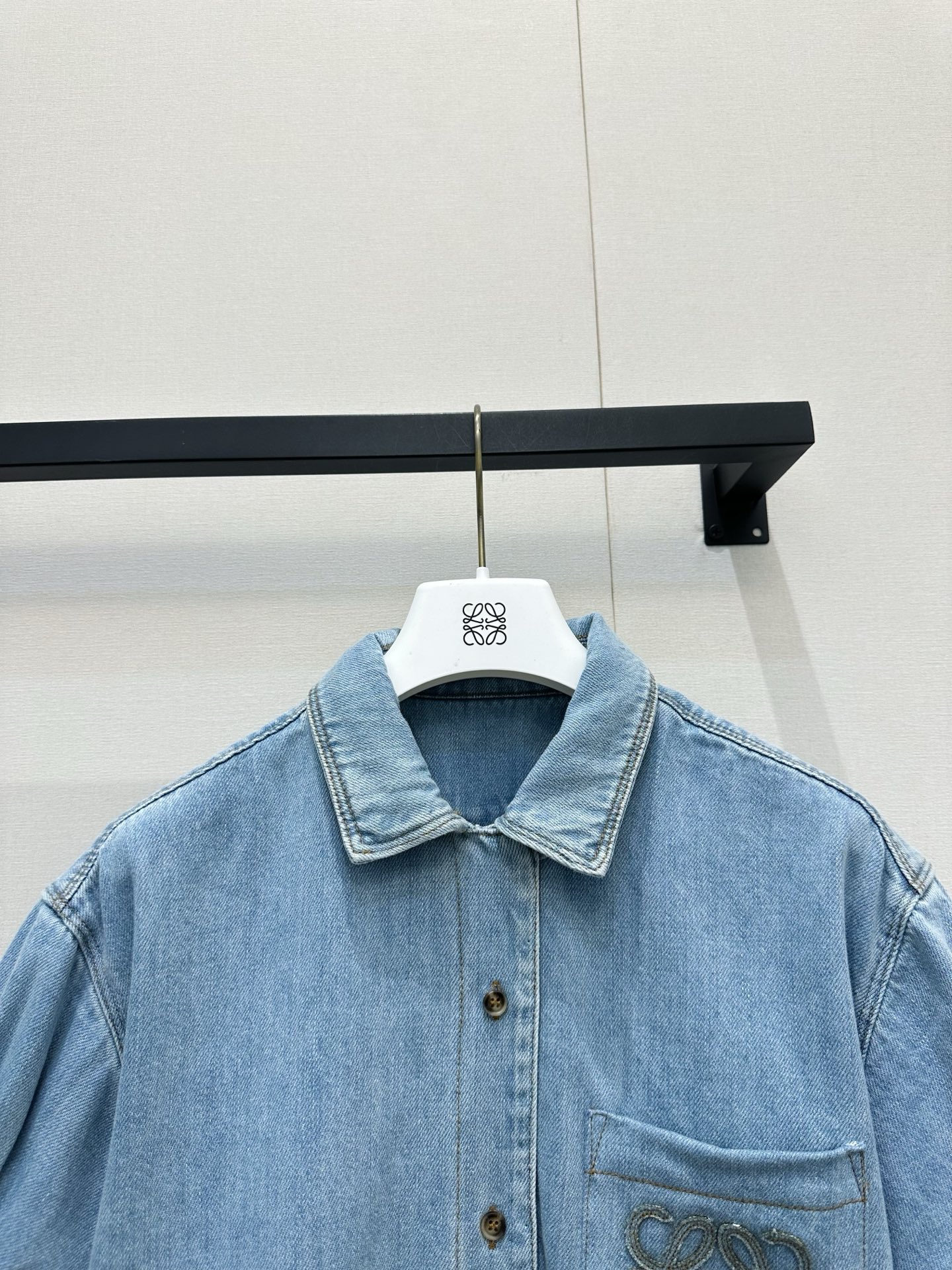 로에베(LOEWE) 아나그램 자수 반팔 데님 셔츠 의류