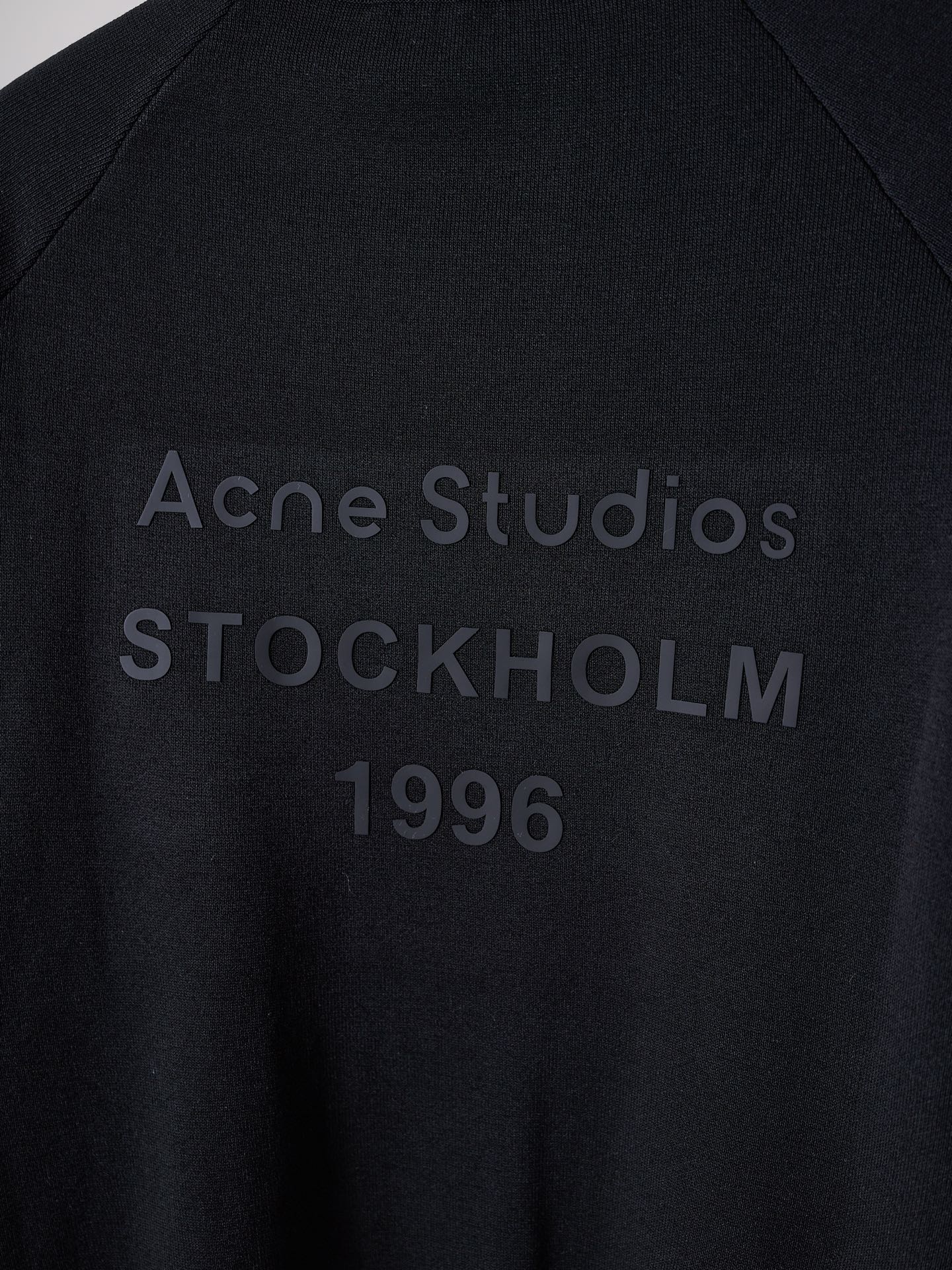 아크네(Acne studios) 실리콘 엠보 레더 집업 니트 가디건 의류