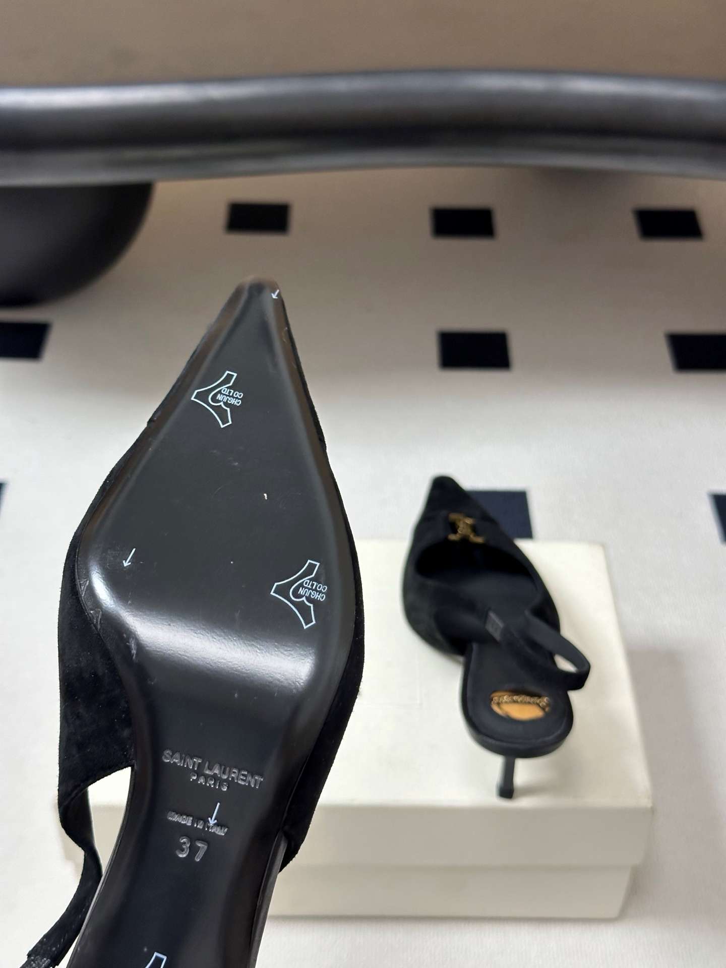 생로랑(SAINT LAURENT) YSL 메탈 로고 캡토 슬링백 펌프스 신발