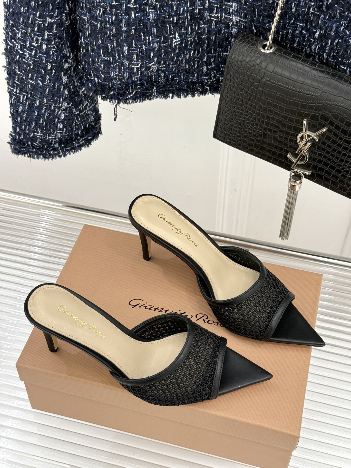 잔비토 로시(Gianvito Rossi) 미니멀 포인티드 힐 슬리퍼 신발